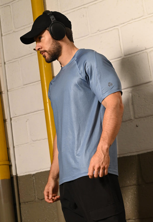 Camiseta tipo ranglán con cuello redondo.