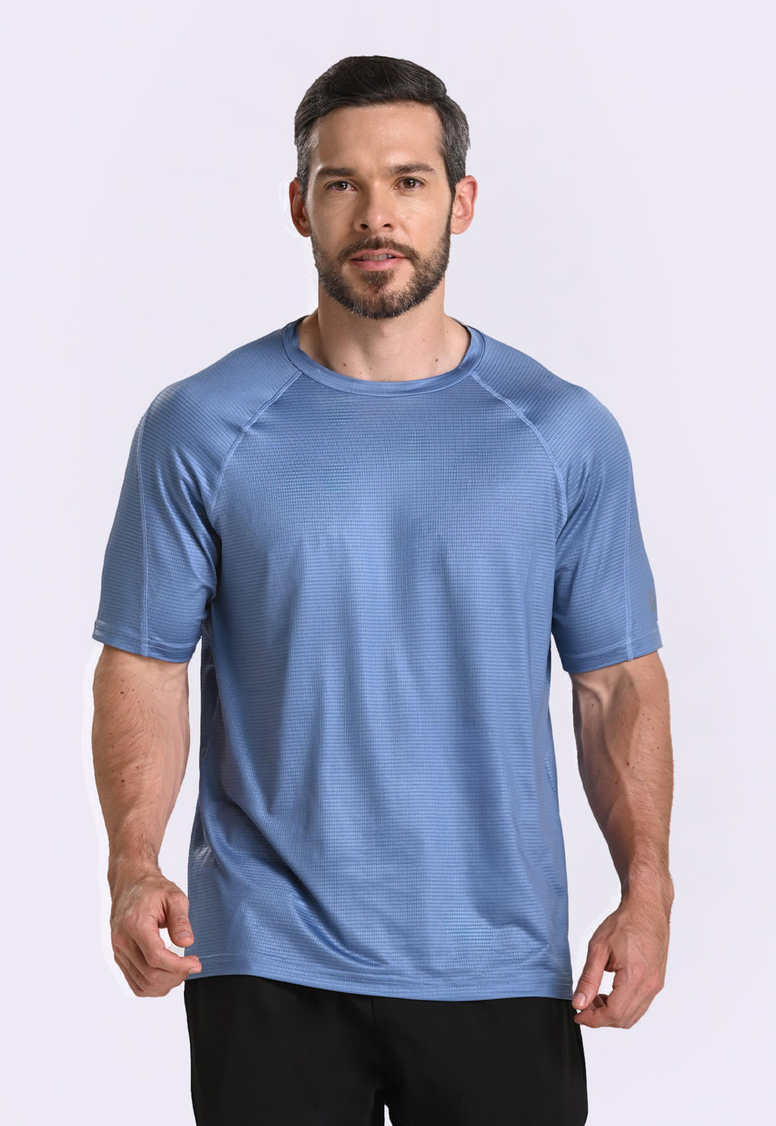 Camiseta con diseño deportivo y casual.