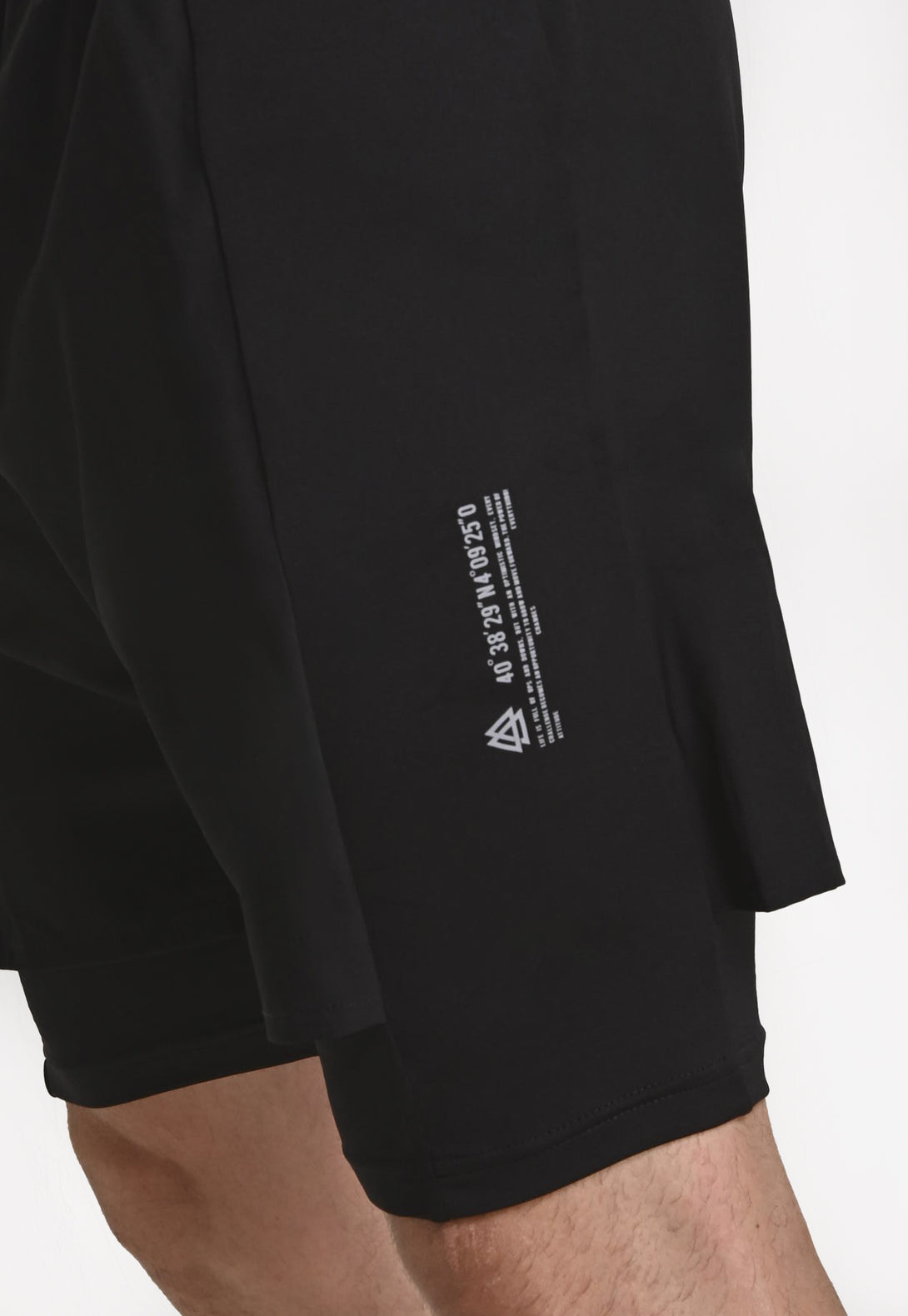 Prenda práctica, funcional y diseñada en materiales de alta calidad. 