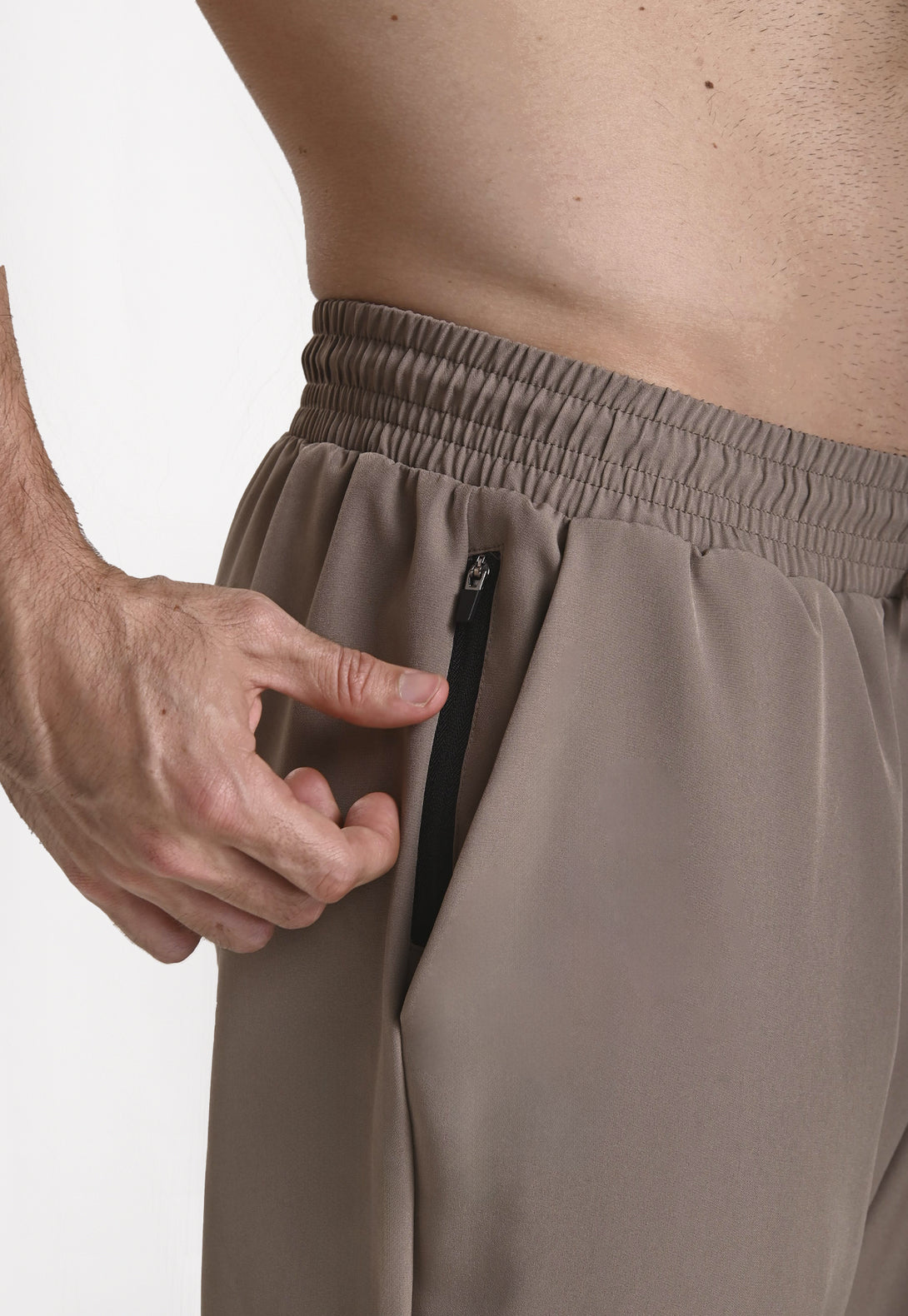 Pantalón con bolsillos funcionales para llevar lo necesario.