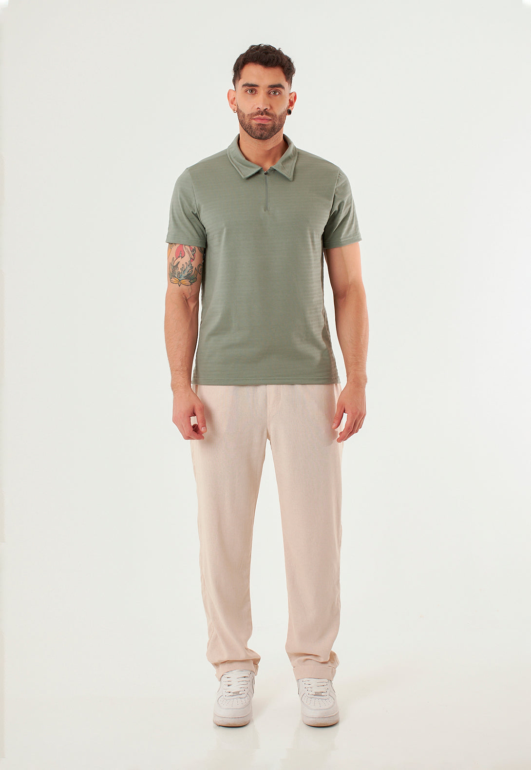Camiseta tipo polo con cierre frontal