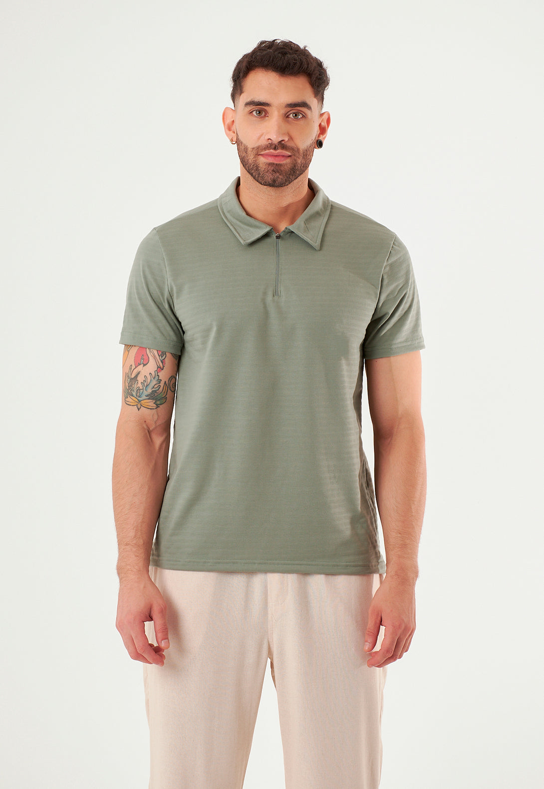 Camiseta polo con cierre para mayor comodidad