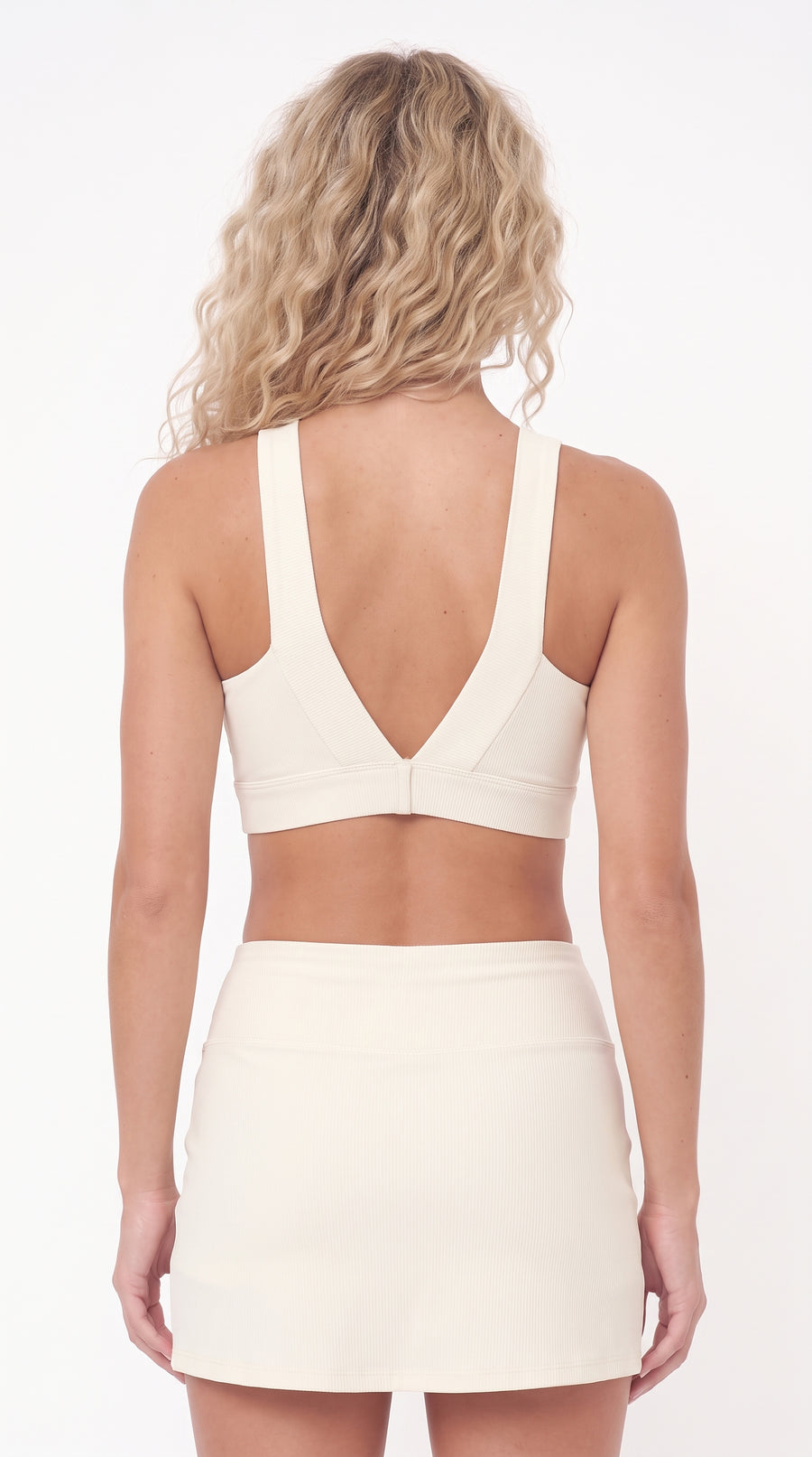 Top deportivo ivory con escote en espalda para mujer – Belife