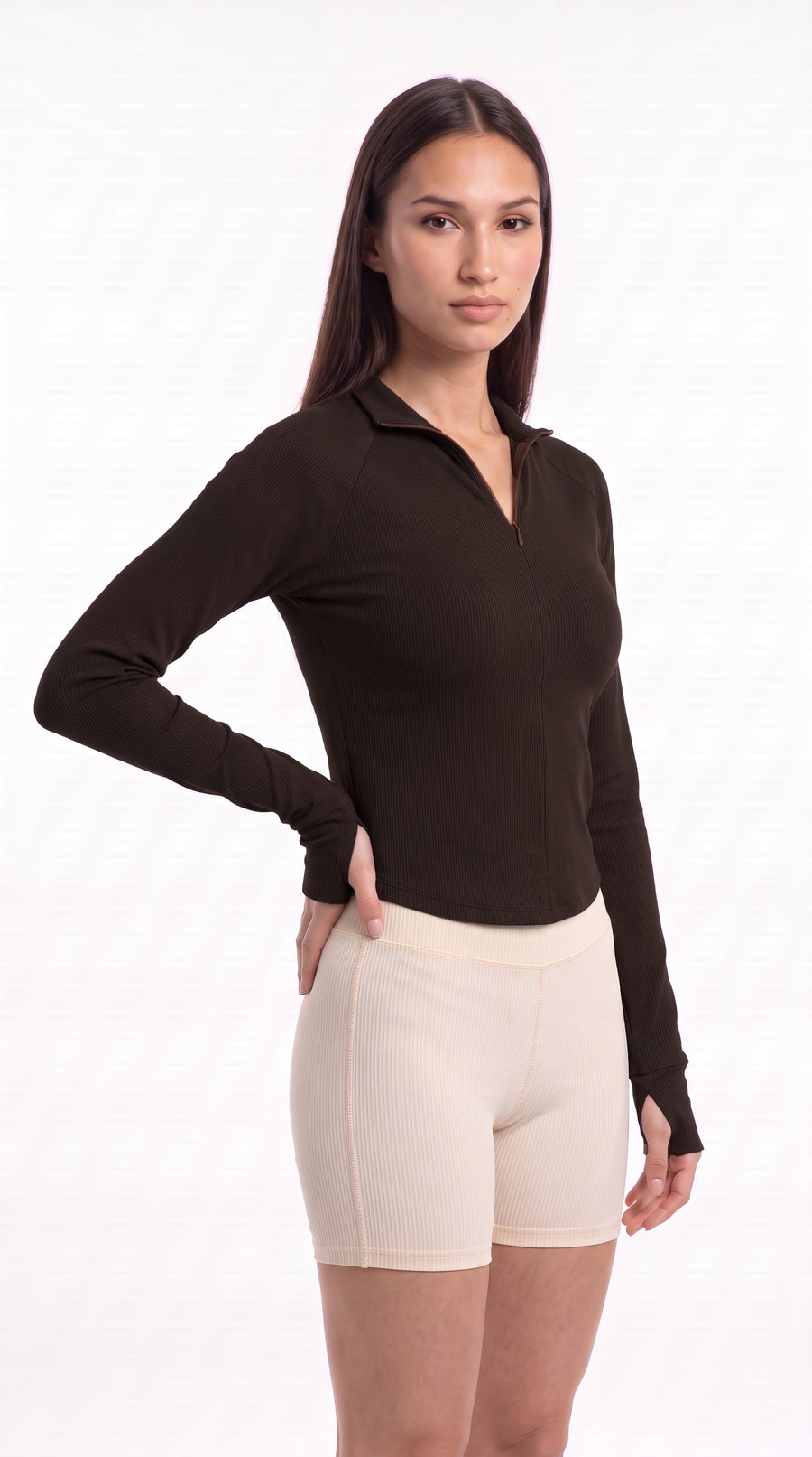 Buzo deportivo café con cuello alto para mujer