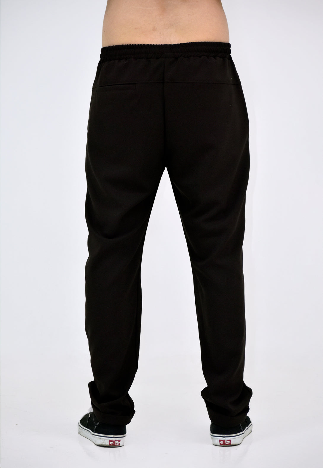 Pantalón práctico con detalles que suman.