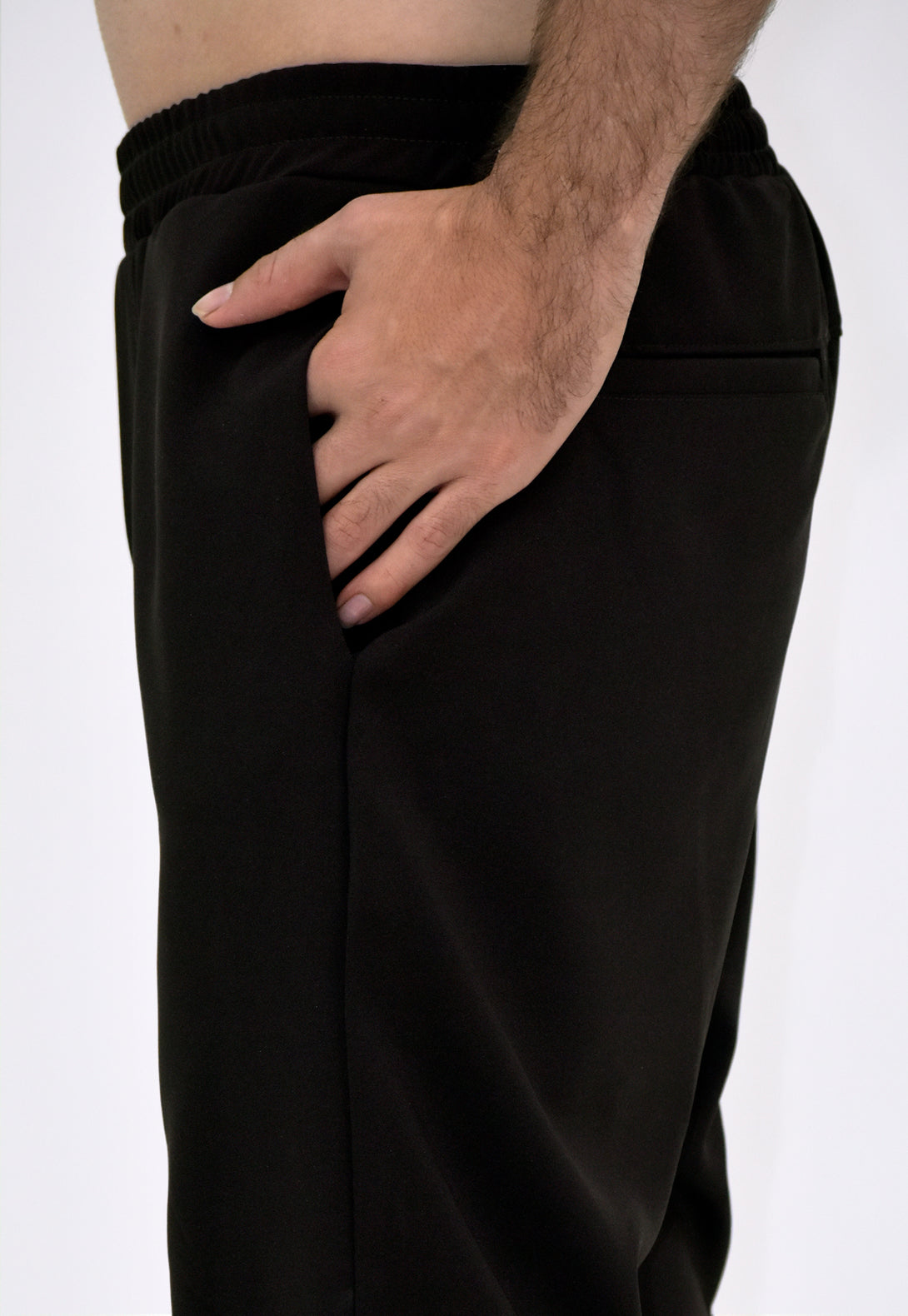 Pantalón con ajuste cómodo y detalles funcionales.