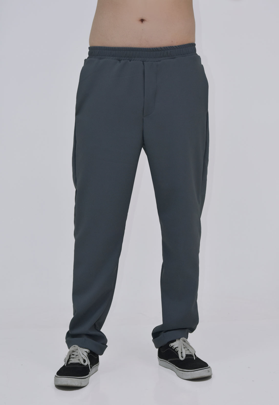Pantalón con cintura elástica y cordón interno para mejor ajuste.