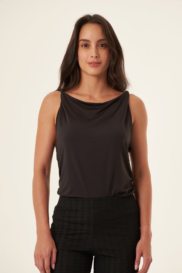 Camiseta manga sisa negra entorchada en hombros para mujer