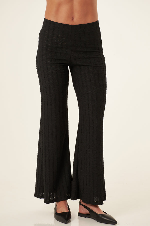Pantalón bota campana negro en tejido suave para mujer