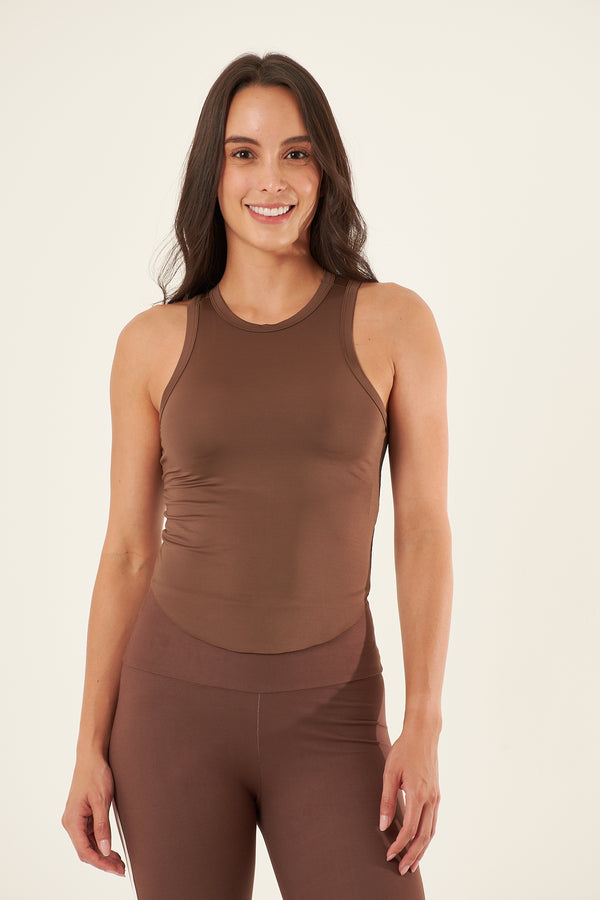 Camiseta deportiva manga sisa café para mujer