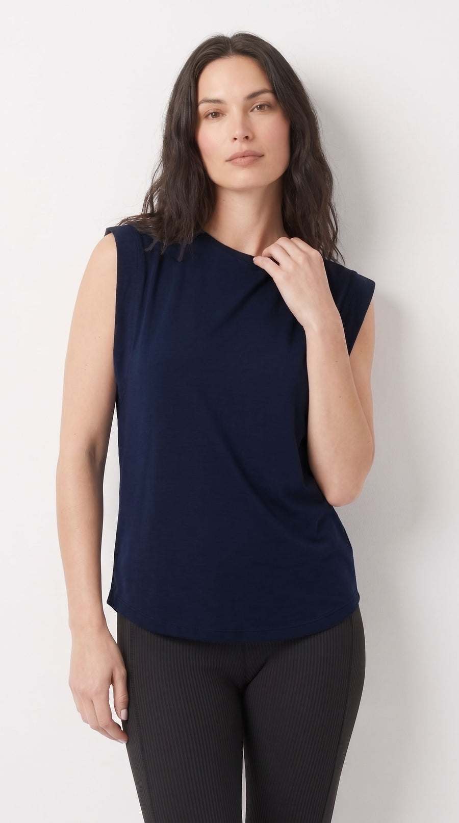 Camiseta azul oscuro manga sisa amplia para mujer – Belife