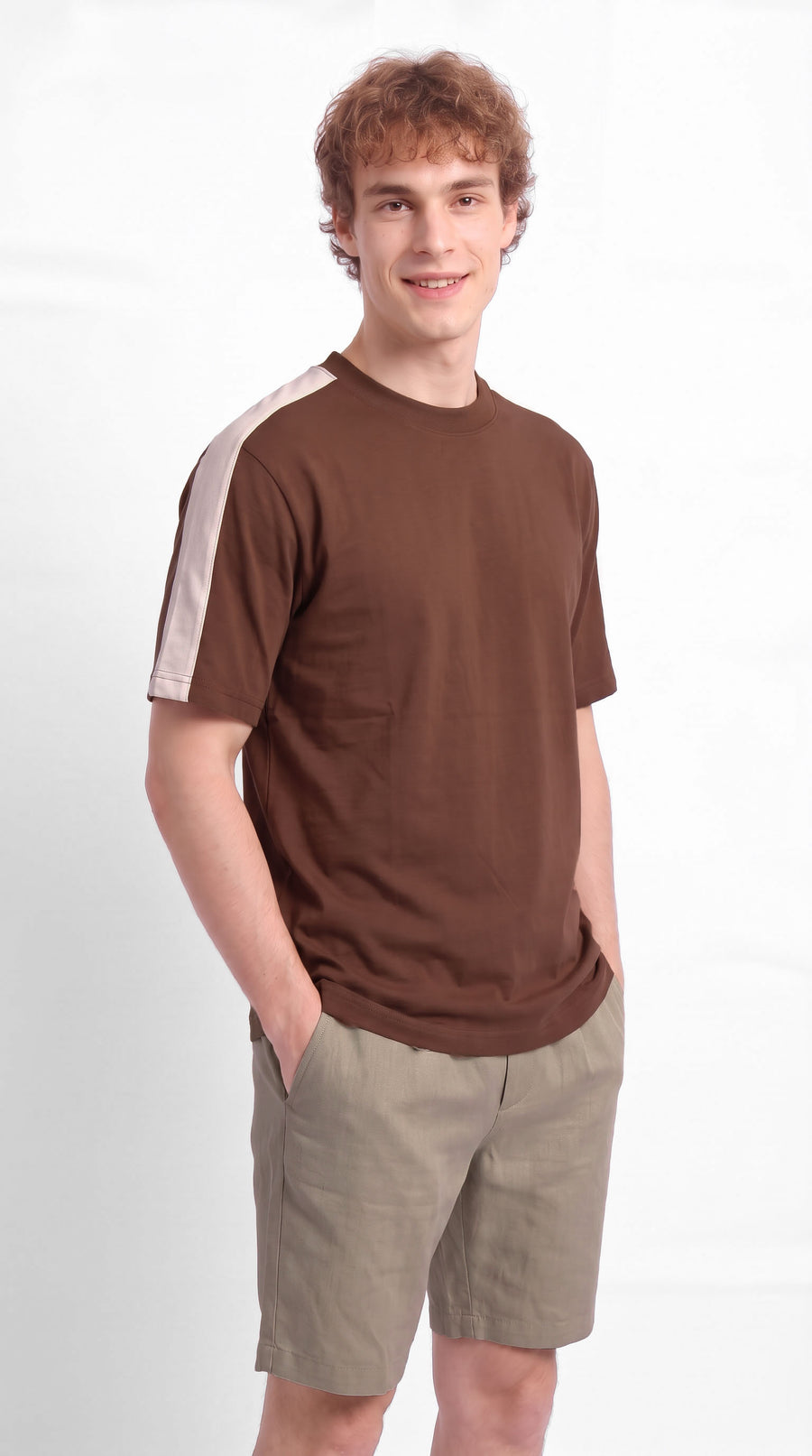 Camiseta café con franjas en mangas para hombre