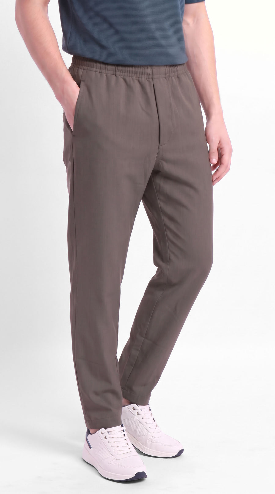 Pantalón café con pretina elástica para hombre
