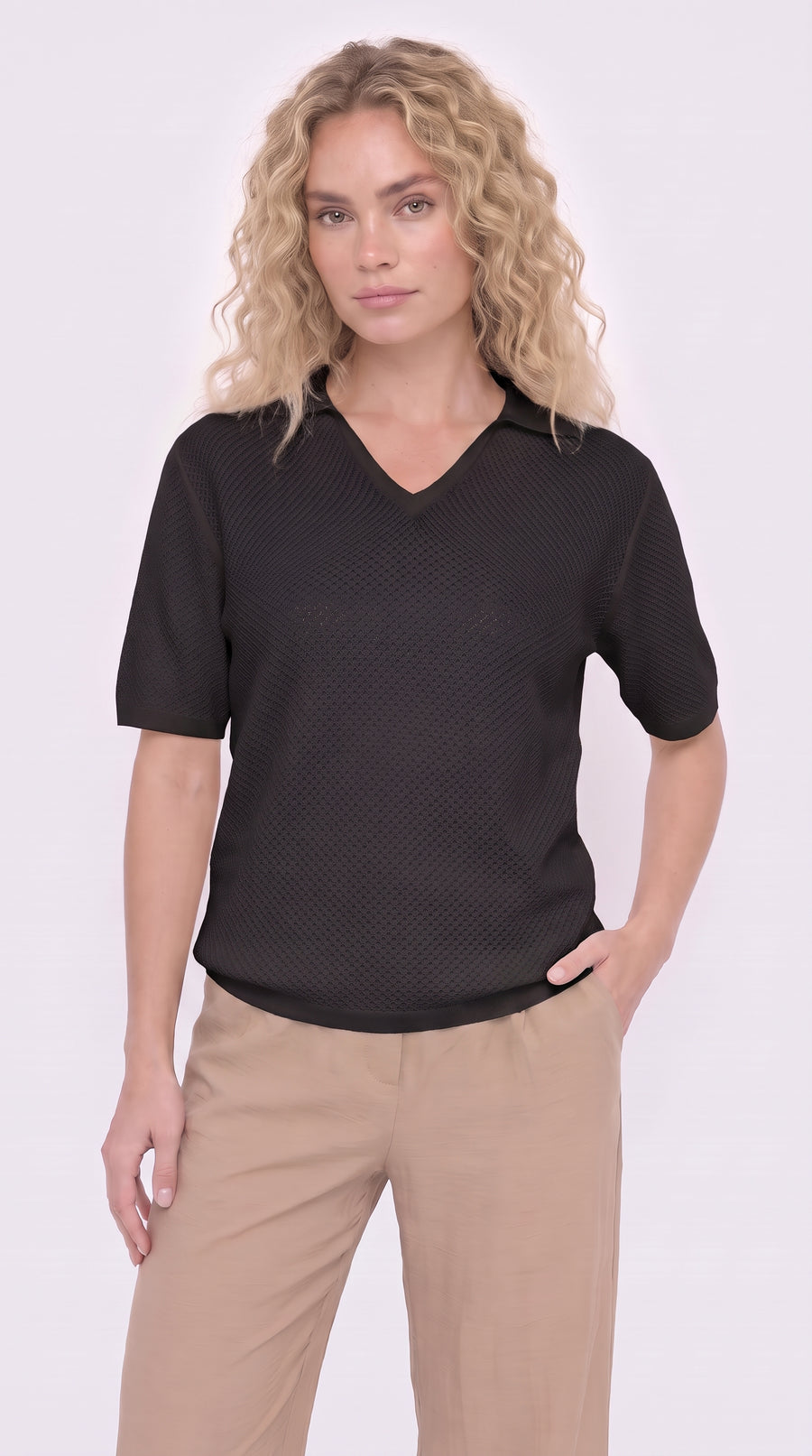 Camiseta polo negra con textura para mujer