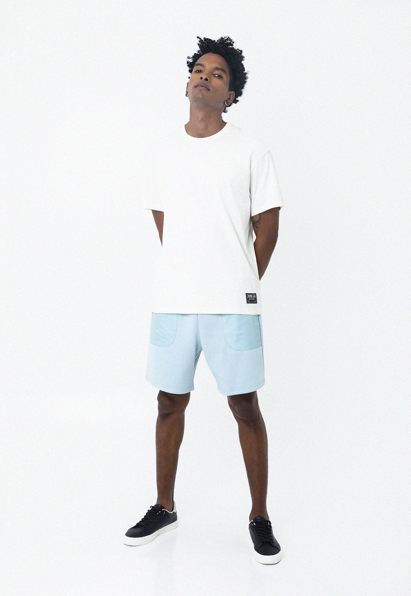 Bermuda azul surf fondo entero y bolsillos tipo caja en laterales para hombre