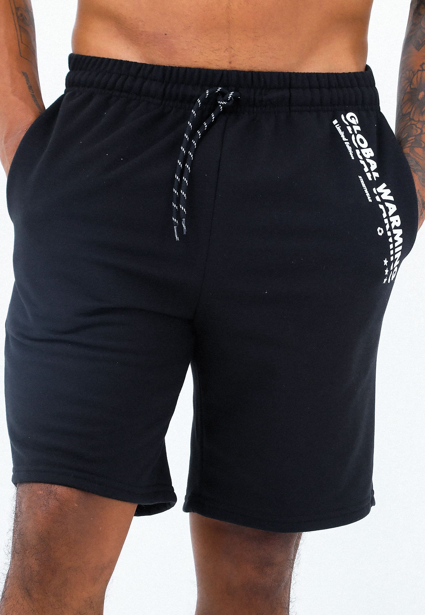 Bermuda negra con estampado en diagonal en frente y bolsillos tipo caja en laterales para hombre