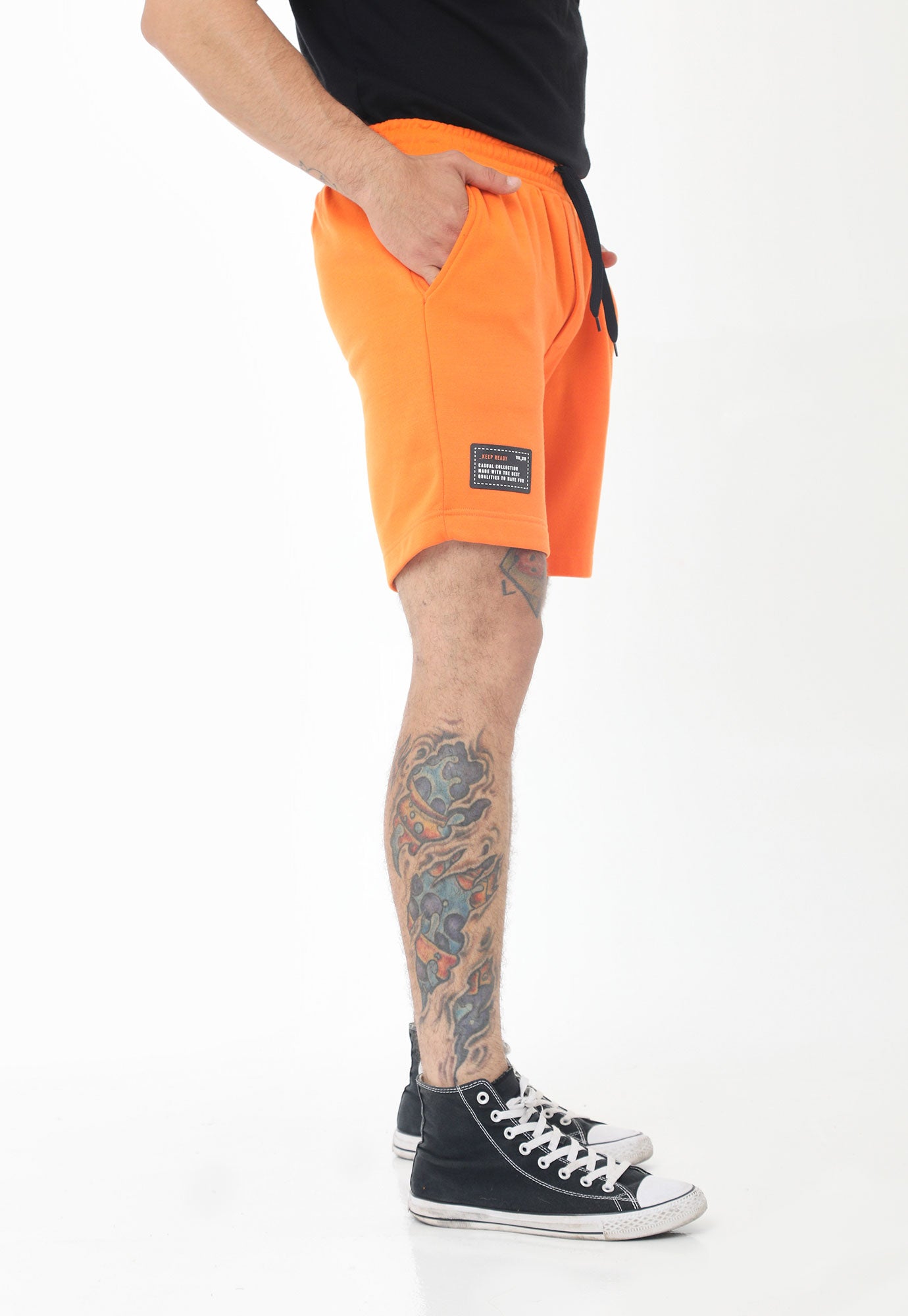 Bermuda naranja con estampado en bota y cordón ajustable para hombre