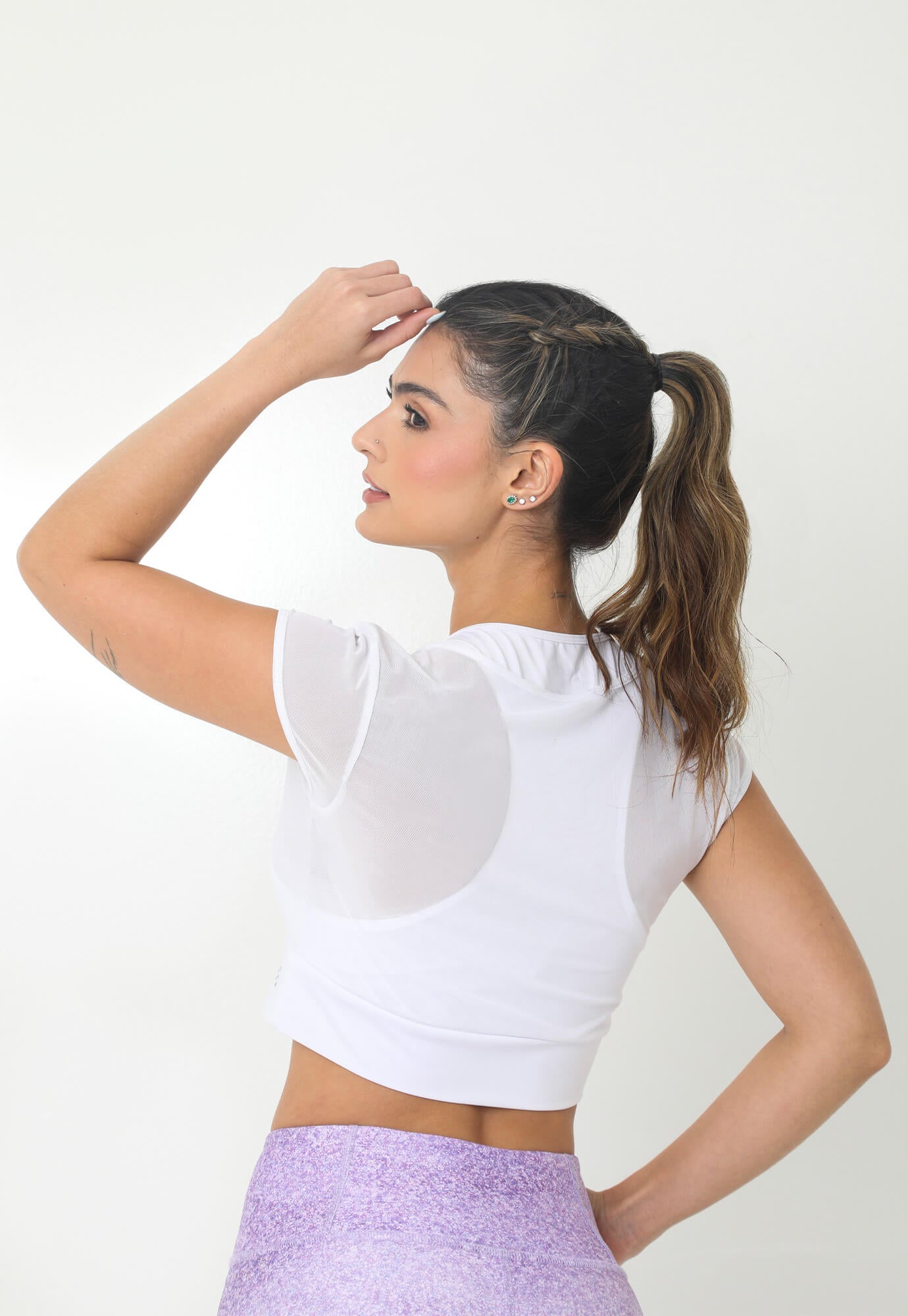 Camiseta deportiva blanco hueso con manga corta en malla para mujer
