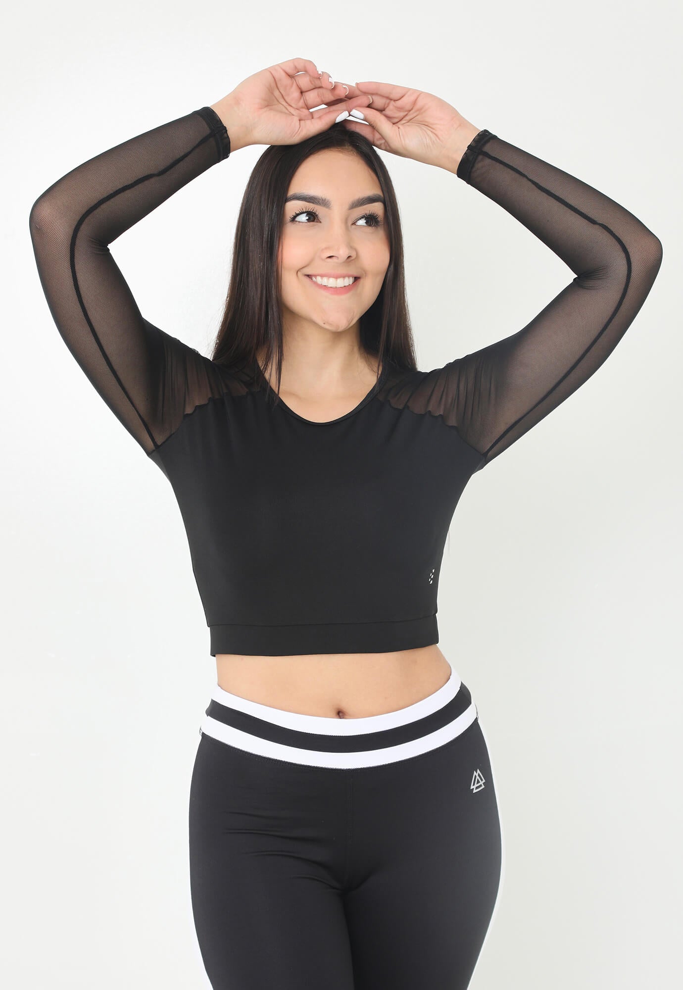 Camiseta deportiva negra manga larga en maya para mujer