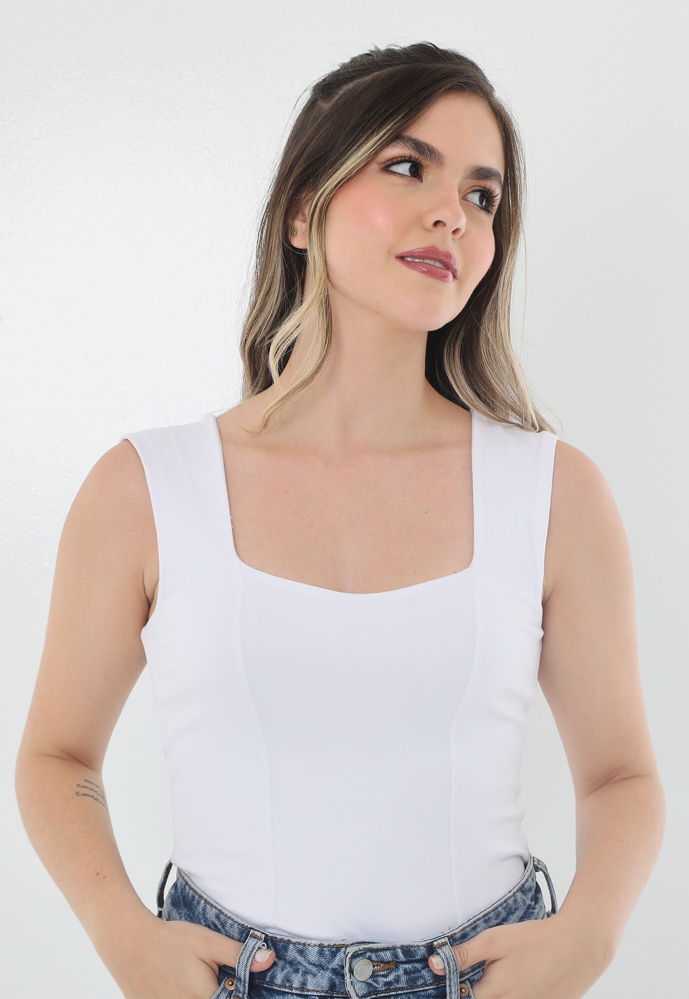 Blusa ivory manga sisa con hombro ancho y escote en frente para mujer