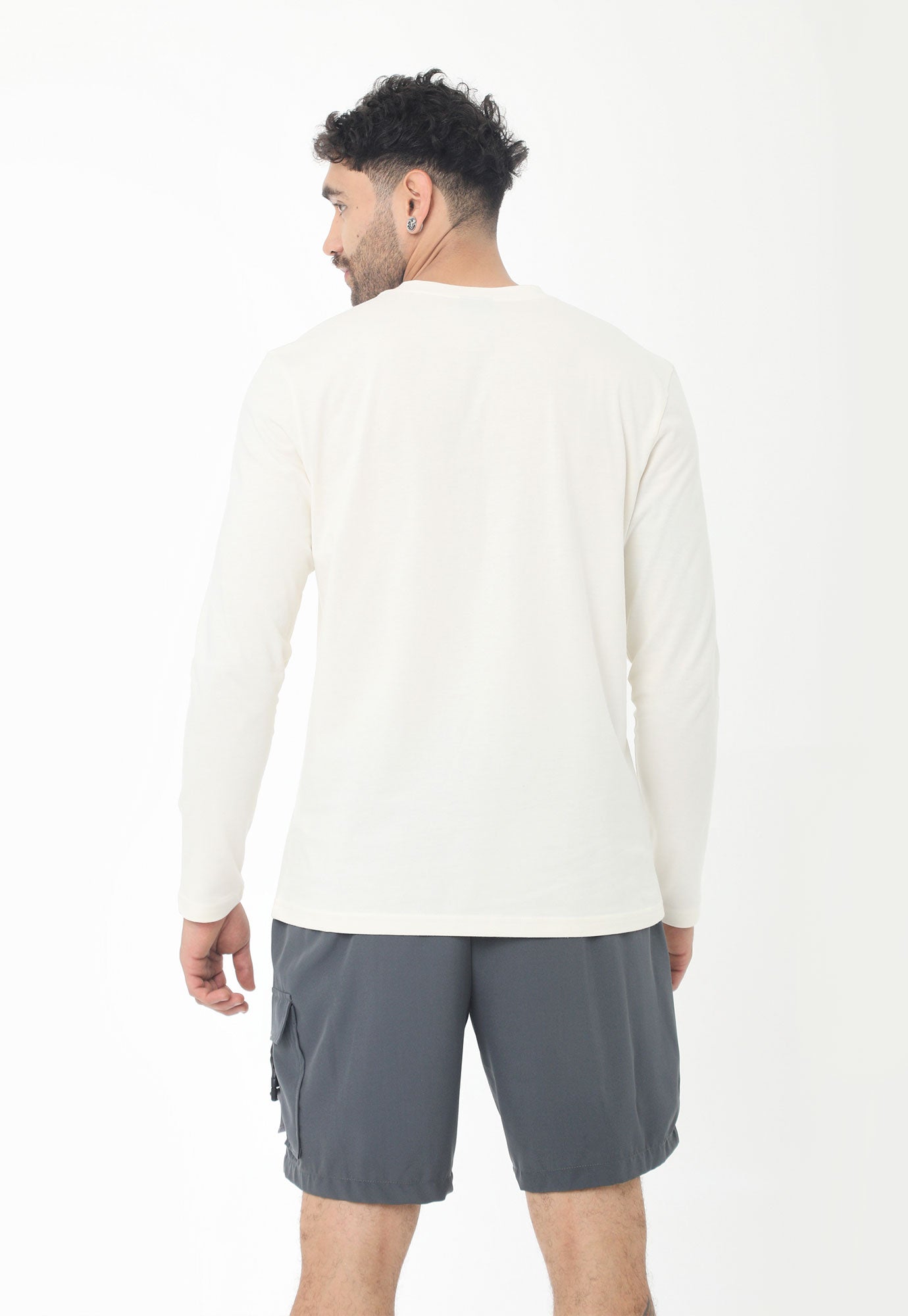 Camiseta blanca manga larga, cuello redondo, con estampado en frente y en manga izquierda para hombre