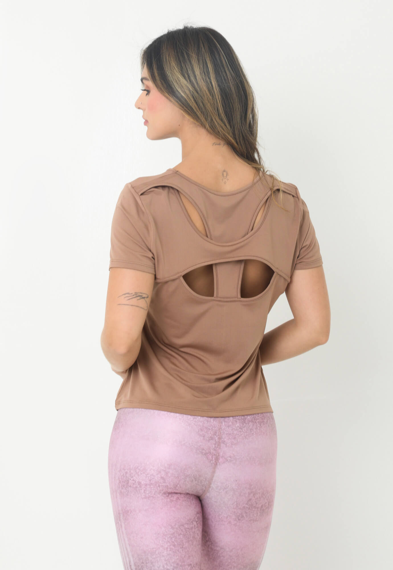 Camiseta deportiva café manga corta con abertura y corte en espalda para mujer