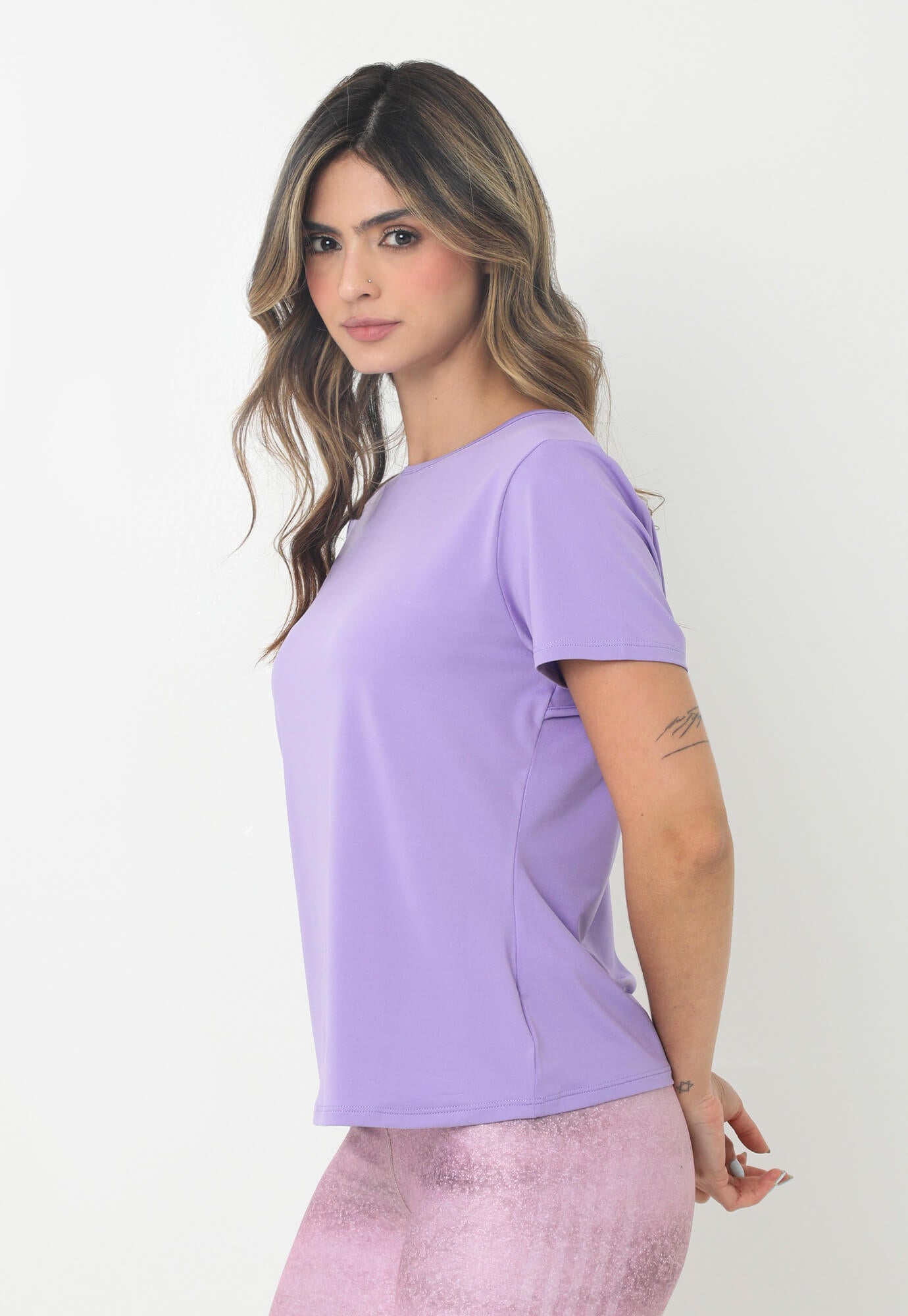 Camiseta deportiva morada lavanda manga corta con abertura y corte en espalda para mujer