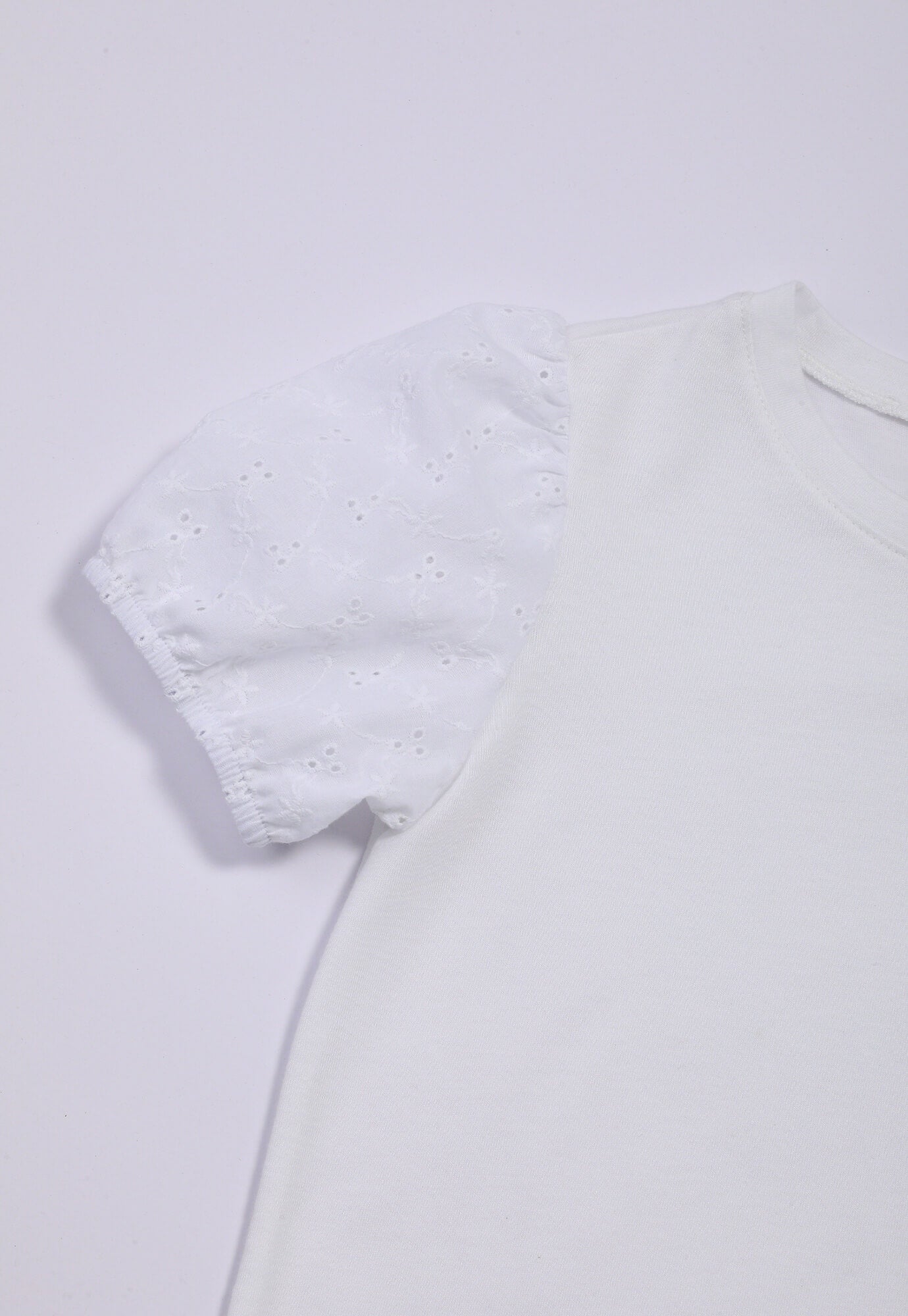 Camiseta blanca con ojalillo y elastico en manga para bebé niña