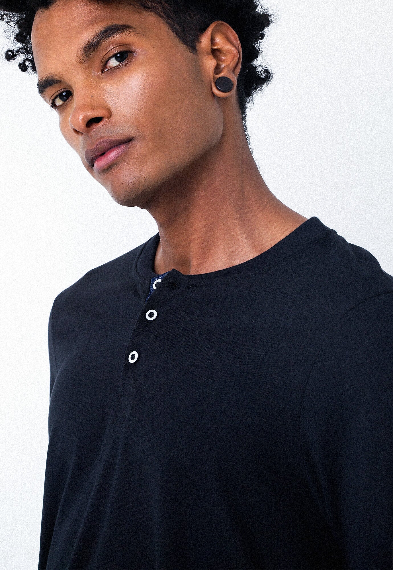 Camiseta negra manga larga, cuello redondo y detalle en manga para hombre