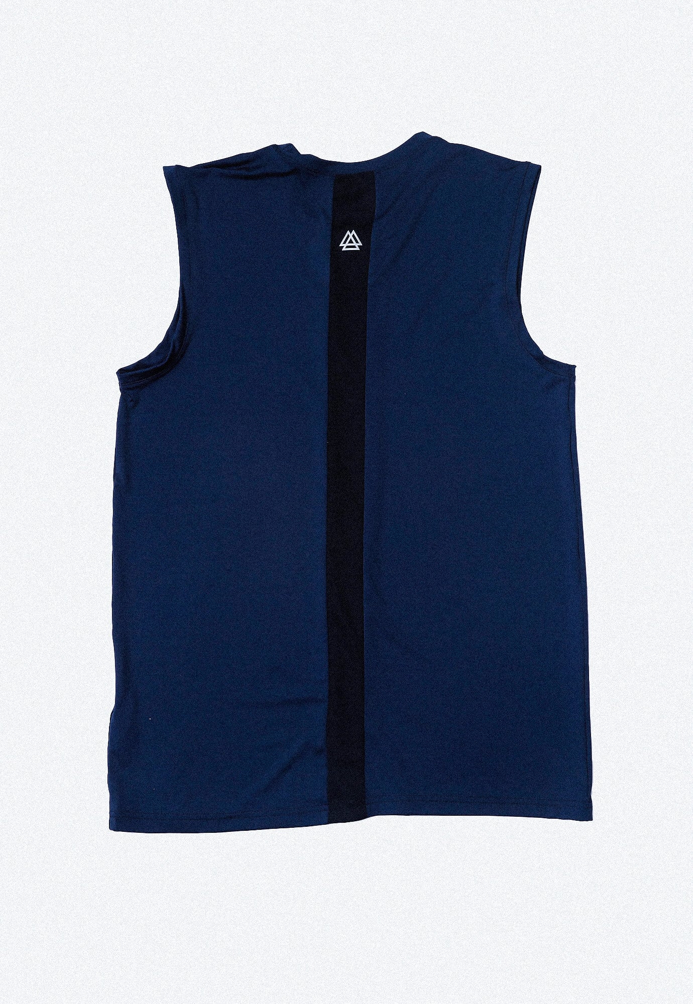 Camisilla deportiva azul oscuro manga sisa, bloque en espalda vertical, transfer reflectivo en frente y en bloque para hombre