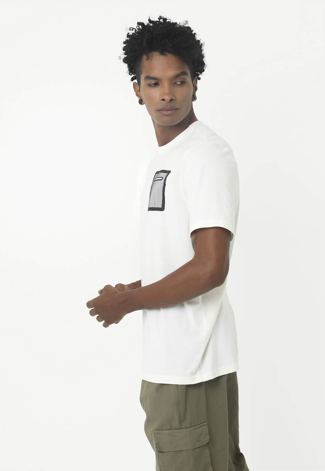 Camiseta ivory con estampado en frente y bolsillo en malla para hombre