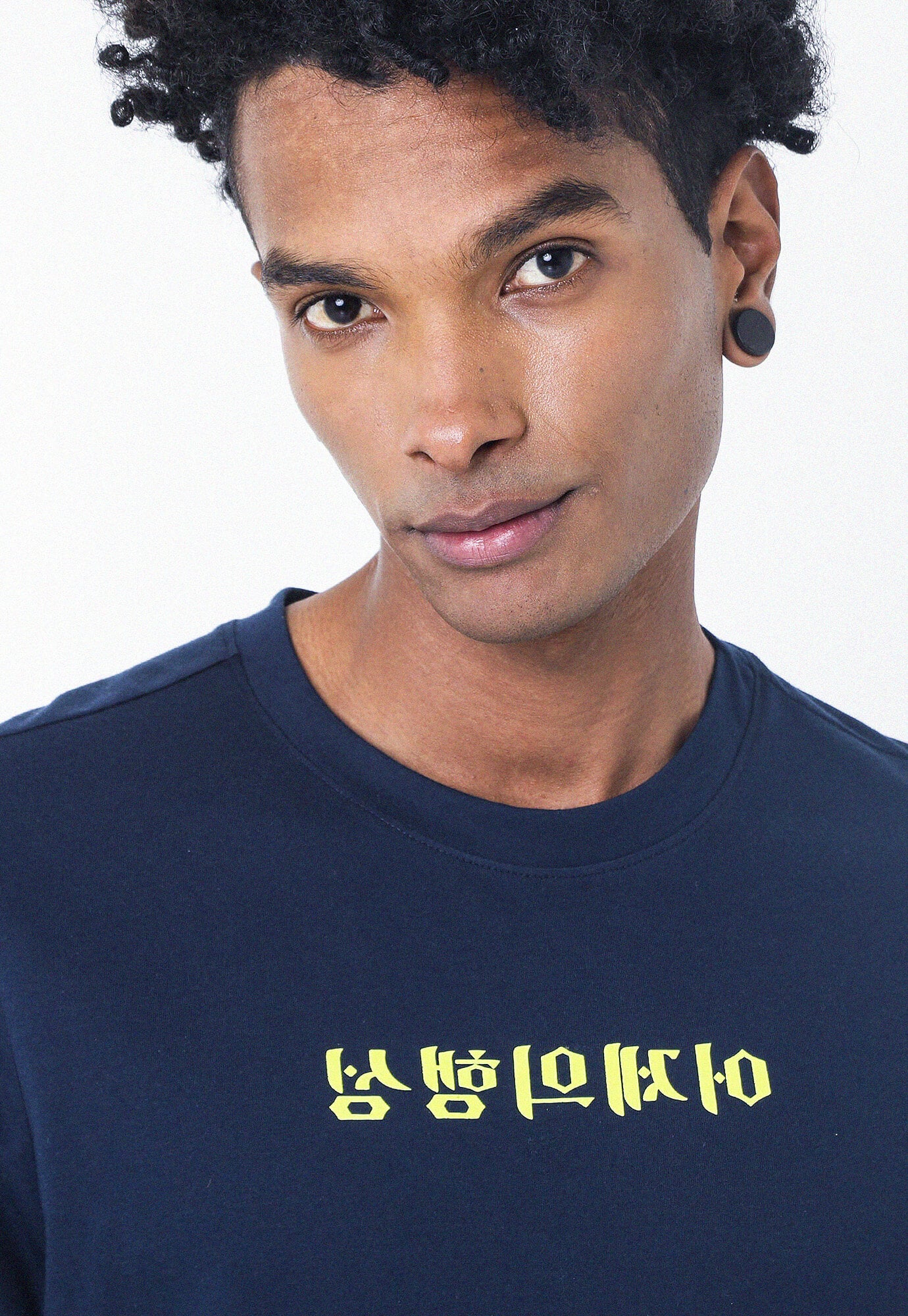 Camiseta azul oscuro con estampado frontal y en posterior, cuello redondo y manga corta para hombre