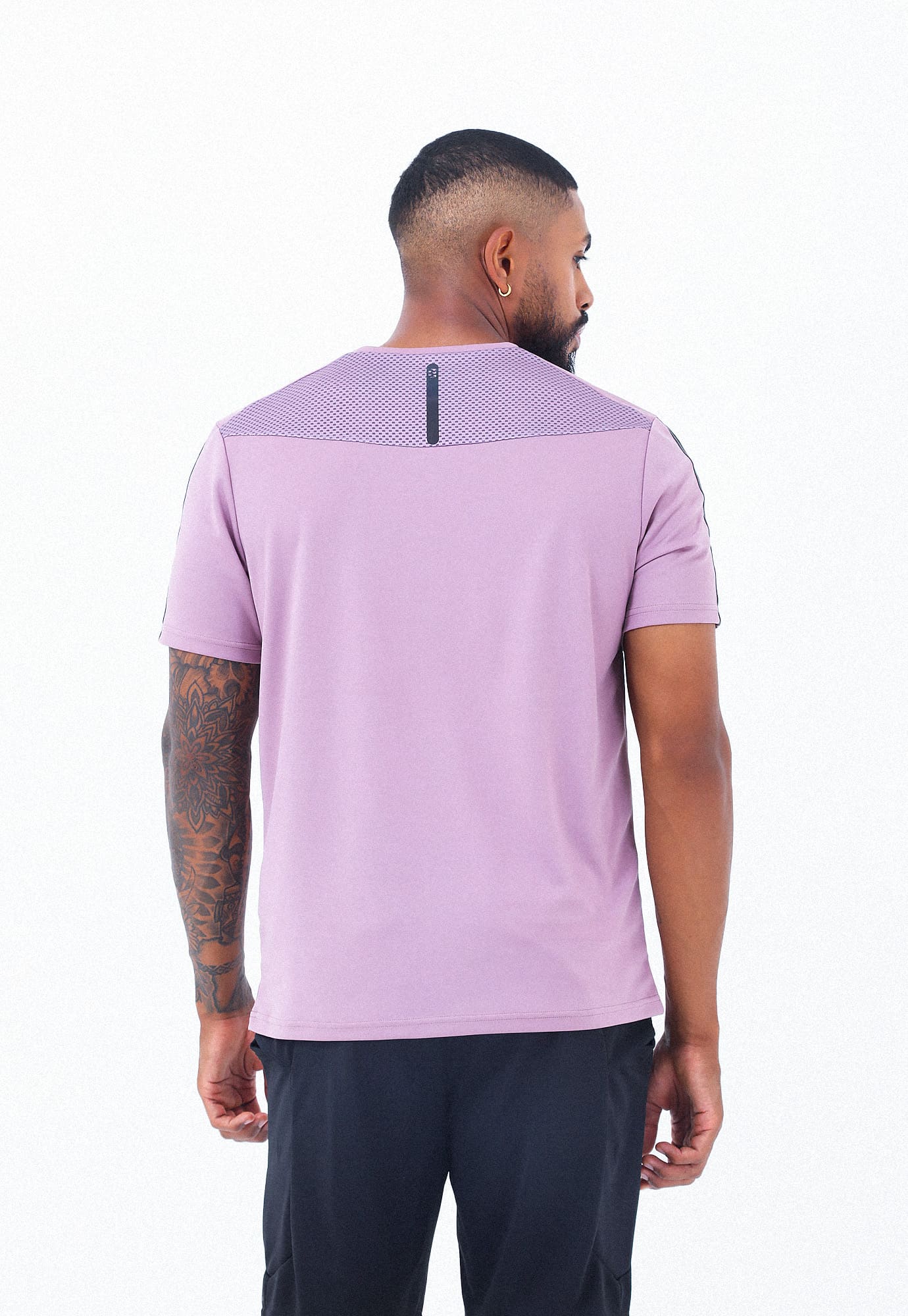 Camiseta deportiva burdeos con bloque en malla en espalda y detalle reflectivo para hombre