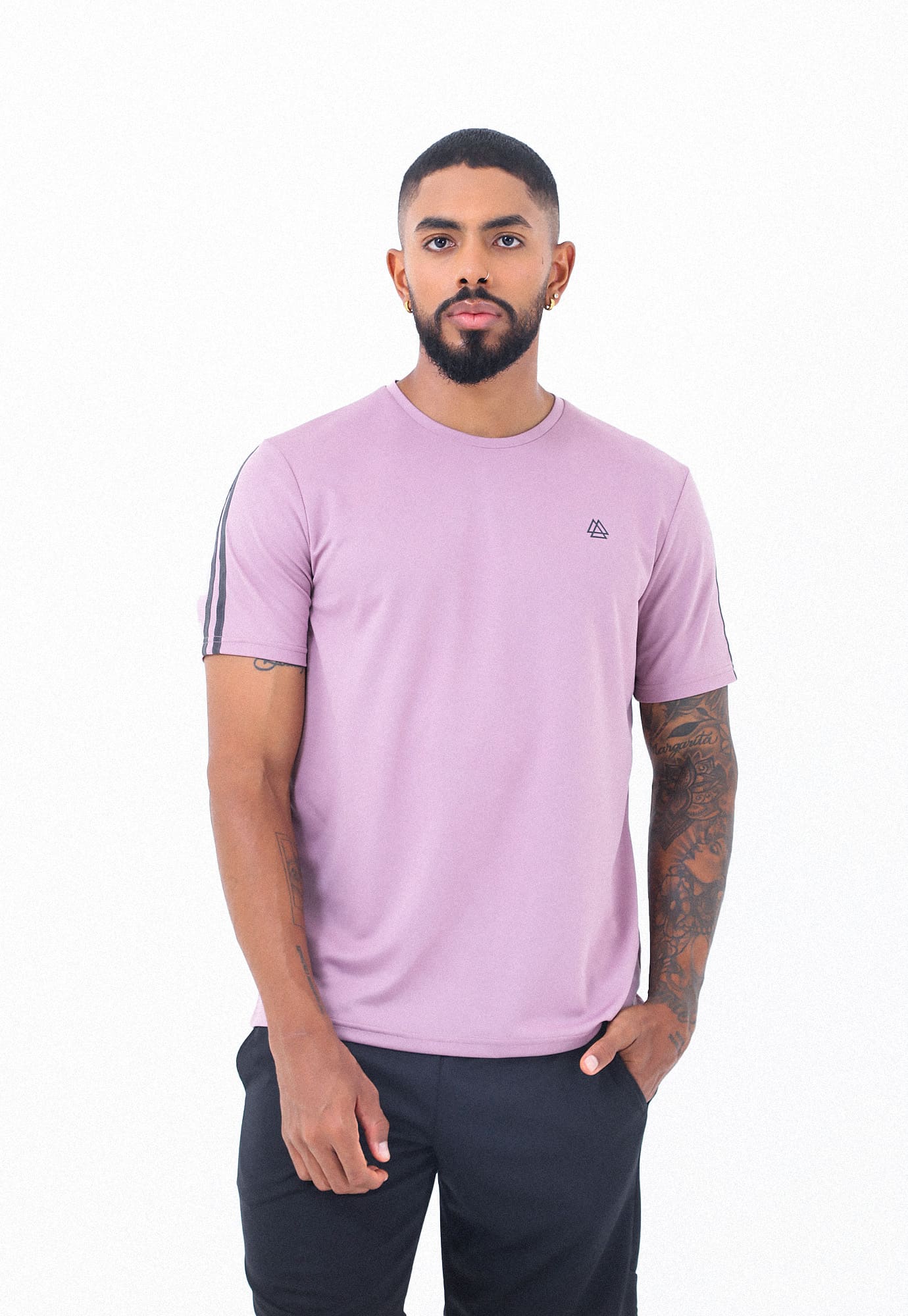 Camiseta deportiva burdeos con bloque en malla en espalda y detalle reflectivo para hombre