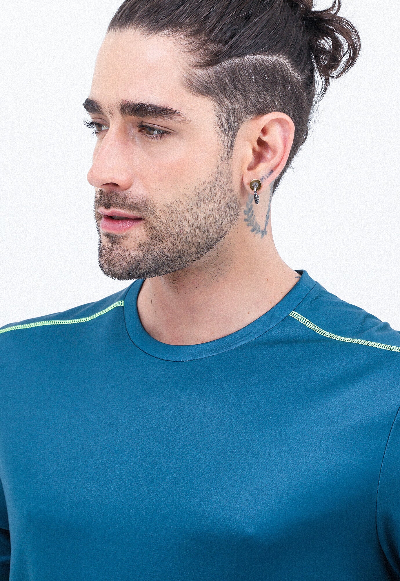Camiseta deportiva verde esmeralda manga corto cuello redondo espalda en malla transpirable para hombre