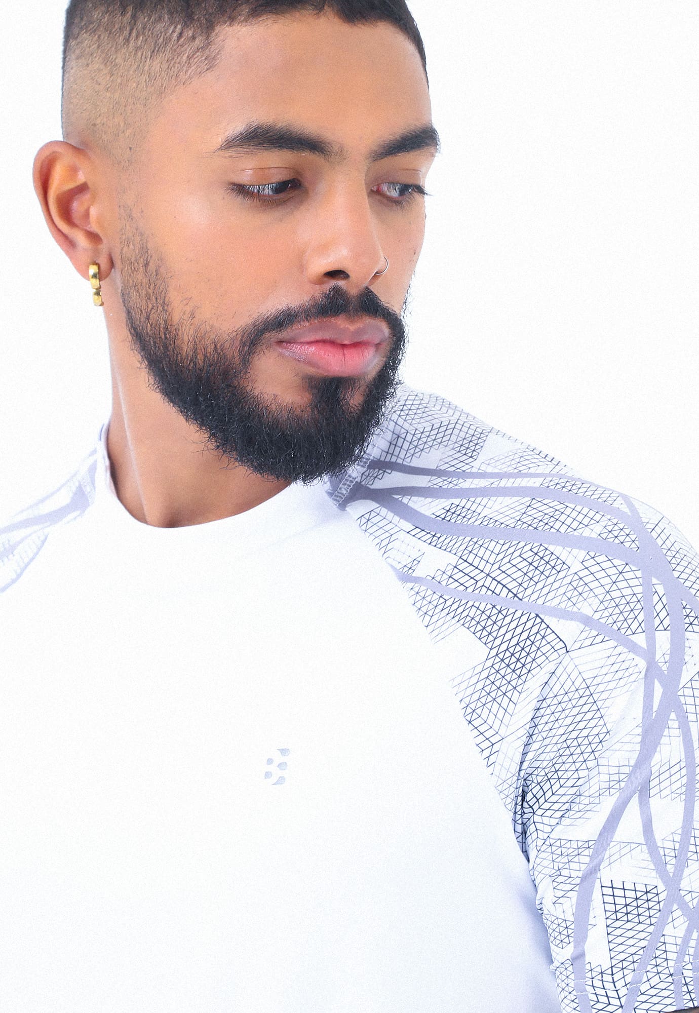 Camiseta deportiva blanco óptico con mangas cortas tipo ranglán sublimadas y detalle reflectivo para hombre