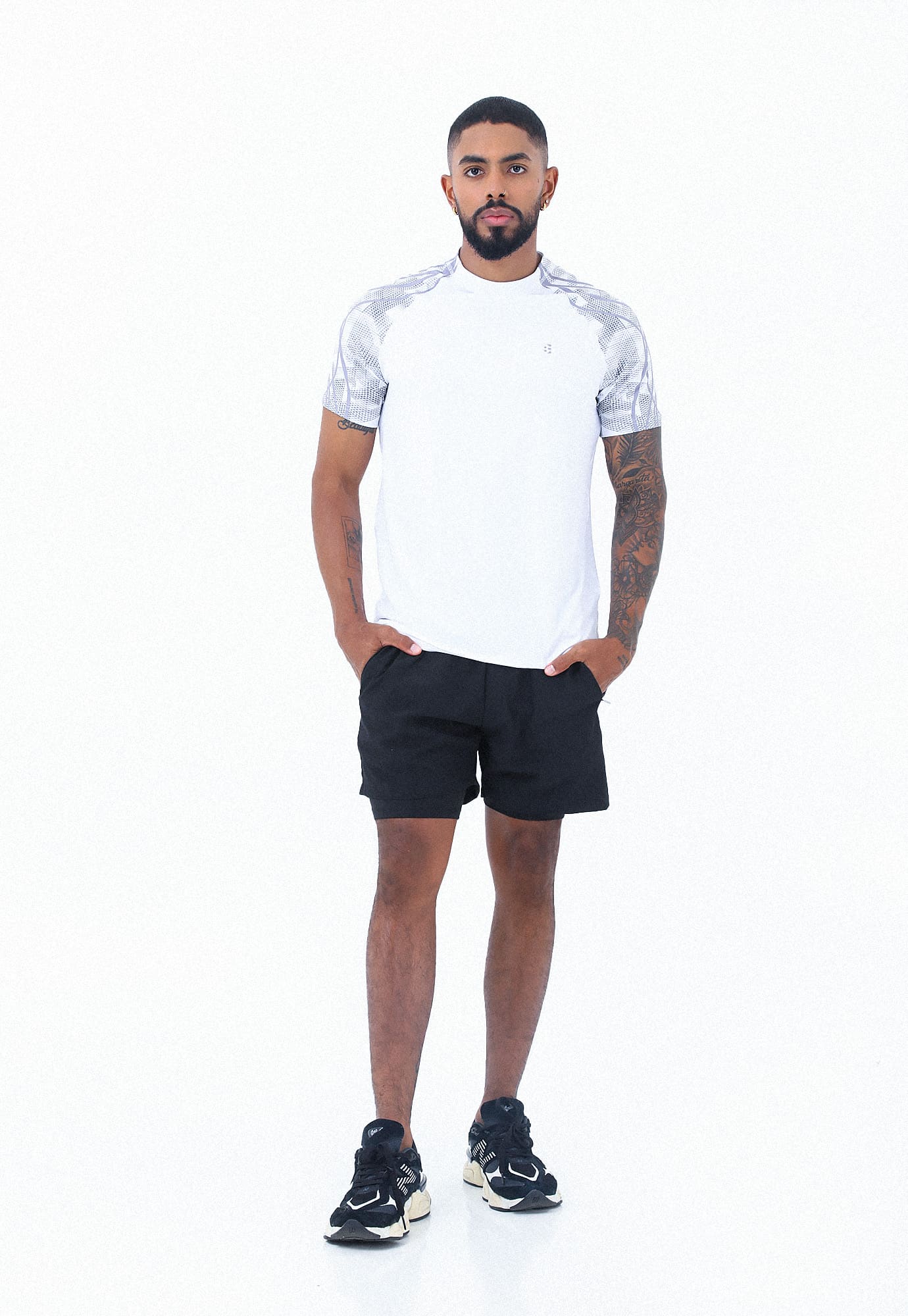 Camiseta deportiva blanco óptico con mangas cortas tipo ranglán sublimadas y detalle reflectivo para hombre