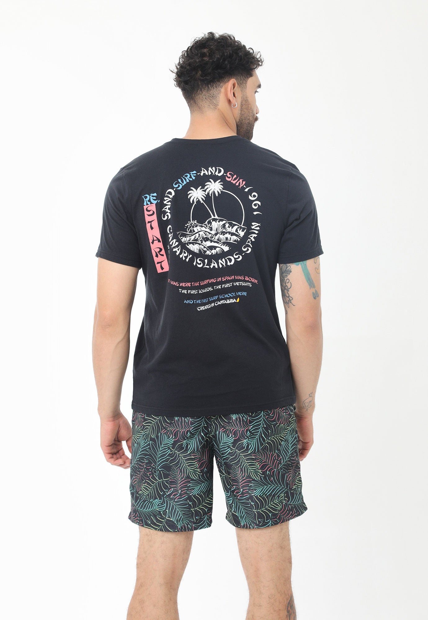 Camiseta de playa negro manga corta, cuello redondo estampado en frente y en posterior para hombre