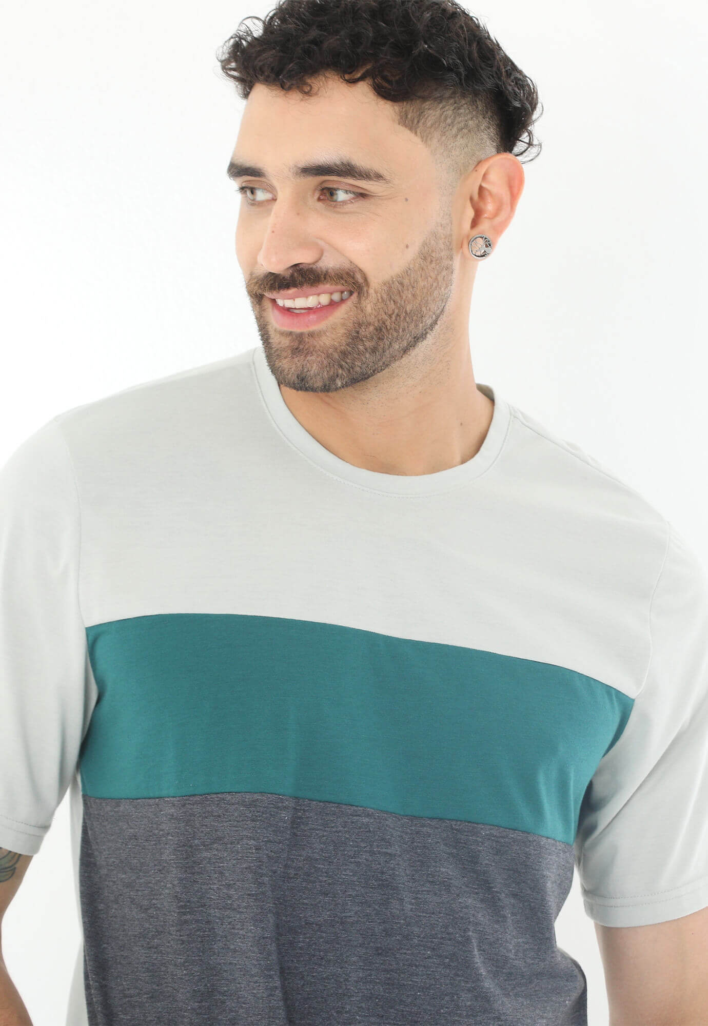 Camiseta verde manga corta, con bloques en contraste y cuello redondo para hombre