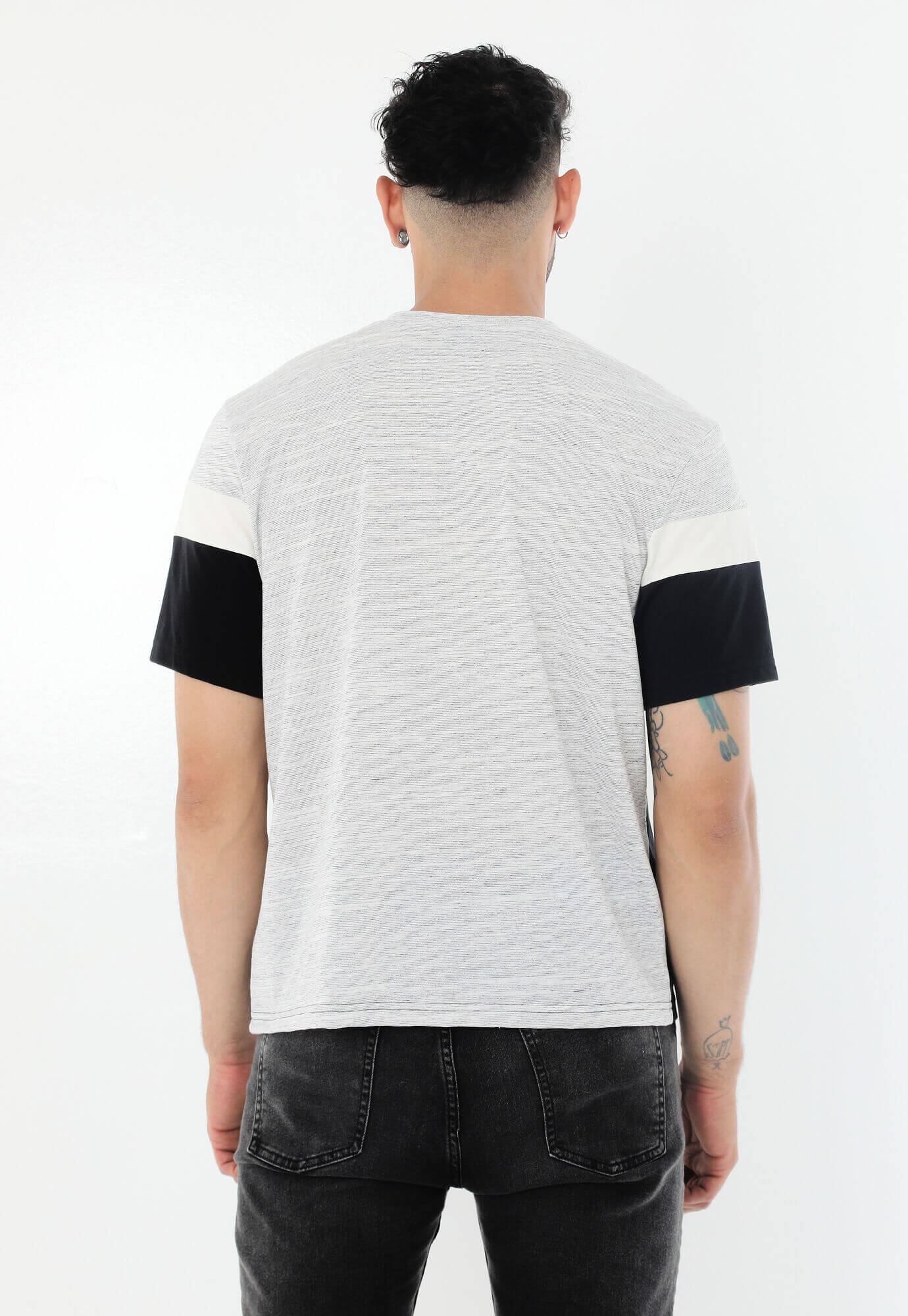 Camiseta gris manga corta en bloques, con estampado en el bloque superior y cuello redondo para hombre
