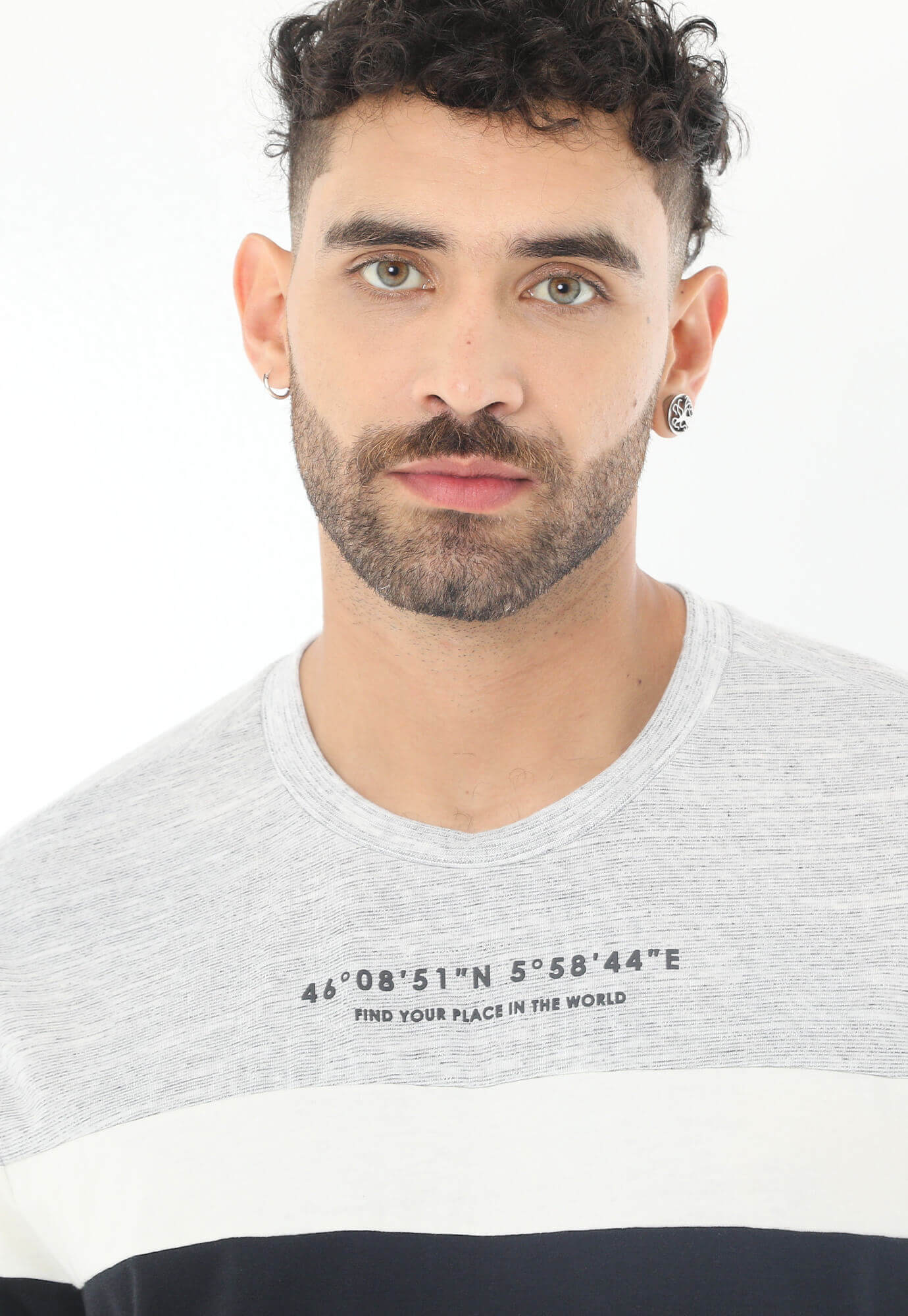 Camiseta gris manga corta en bloques, con estampado en el bloque superior y cuello redondo para hombre