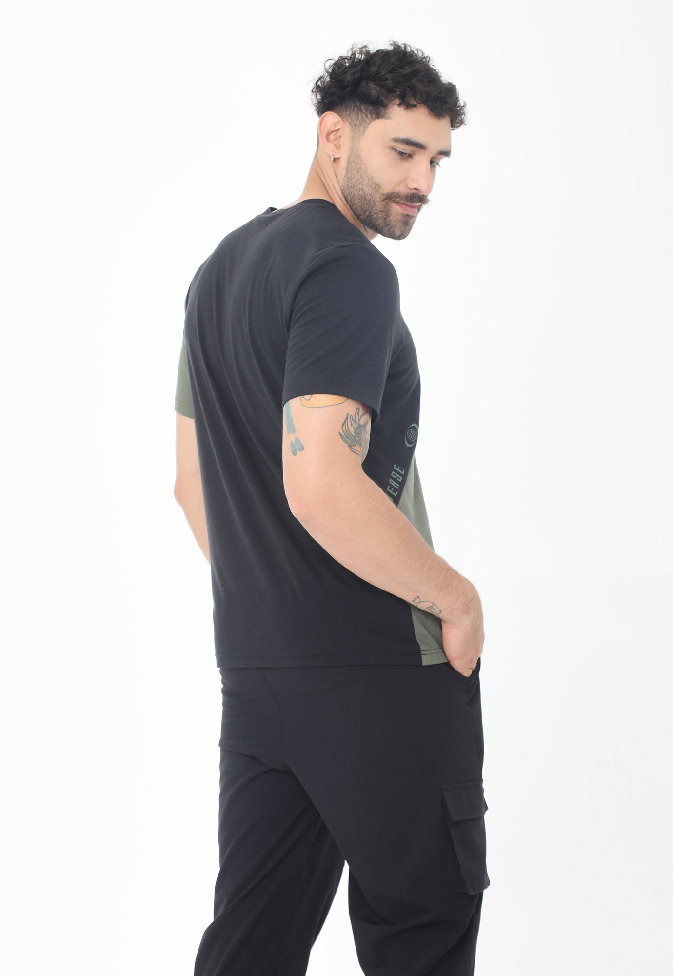 Camiseta negra en bloques diagonales en contraste, cuello redondo y manga corta para hombre