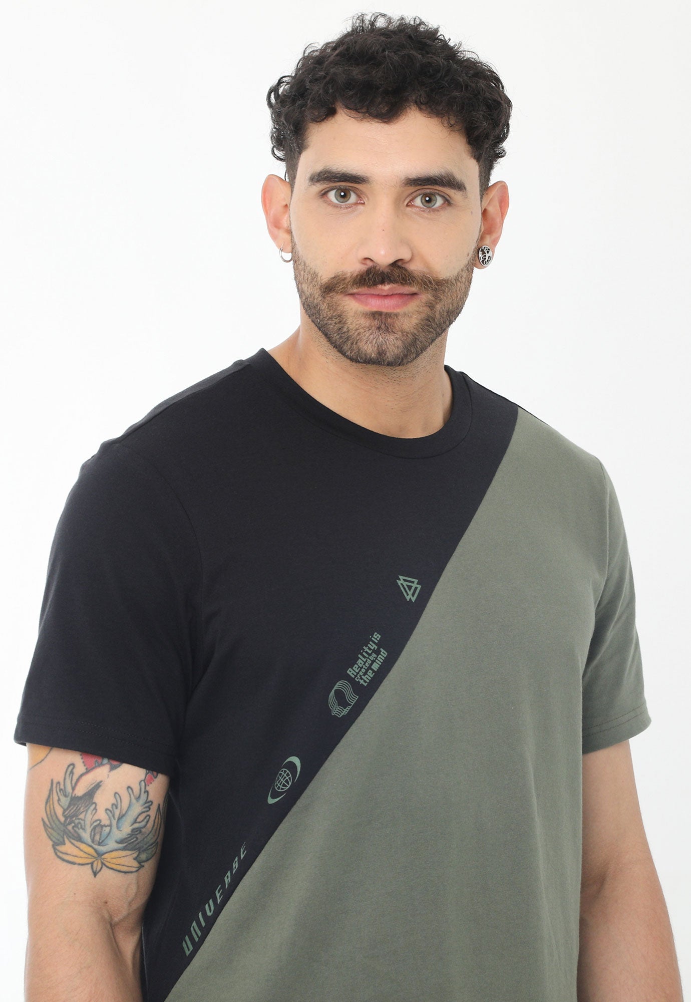 Camiseta negra en bloques diagonales en contraste, cuello redondo y manga corta para hombre