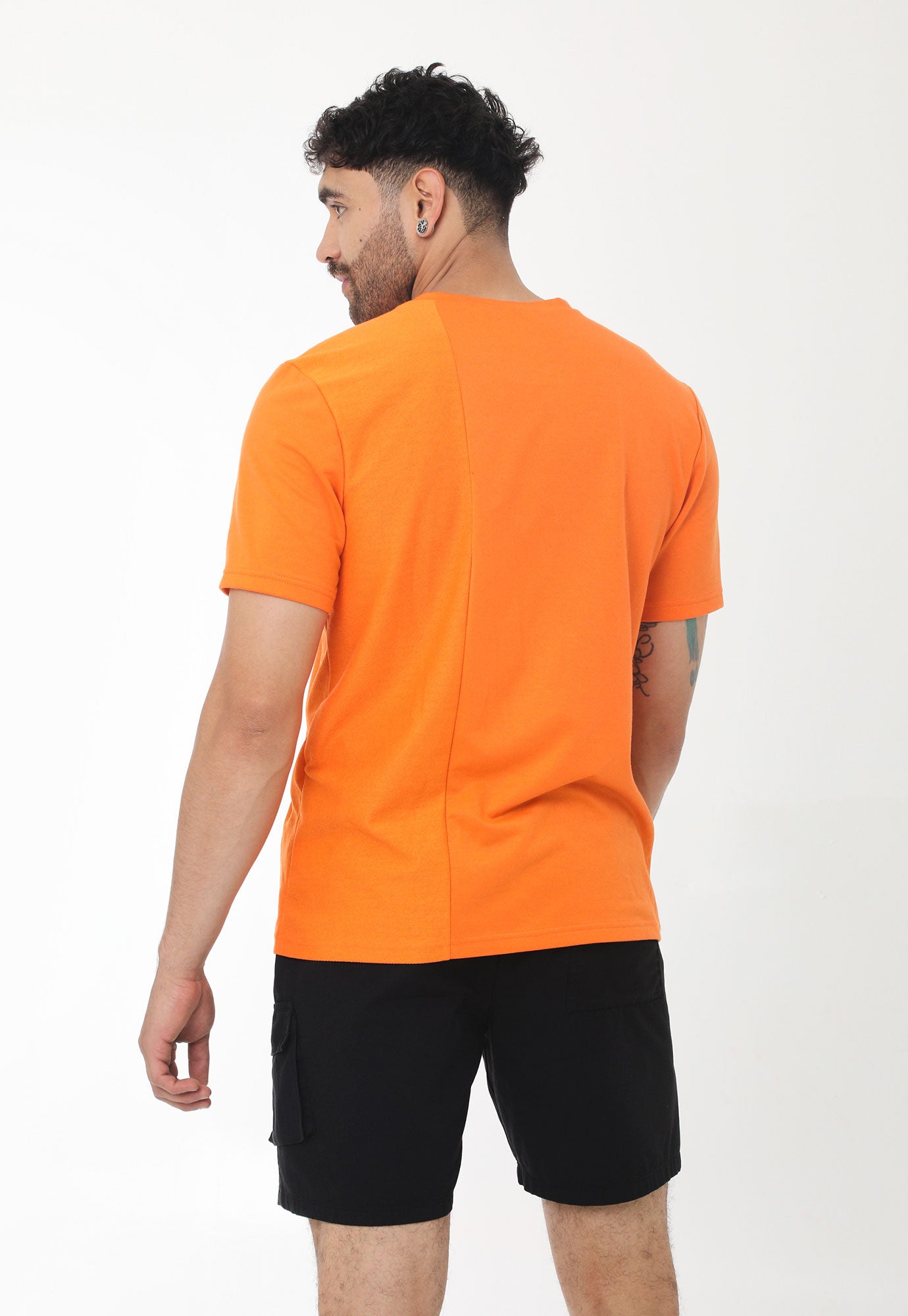 Camiseta naranja manga corta, bloque vertical en revés de tela, estampado en frente y cuello redondo para hombre