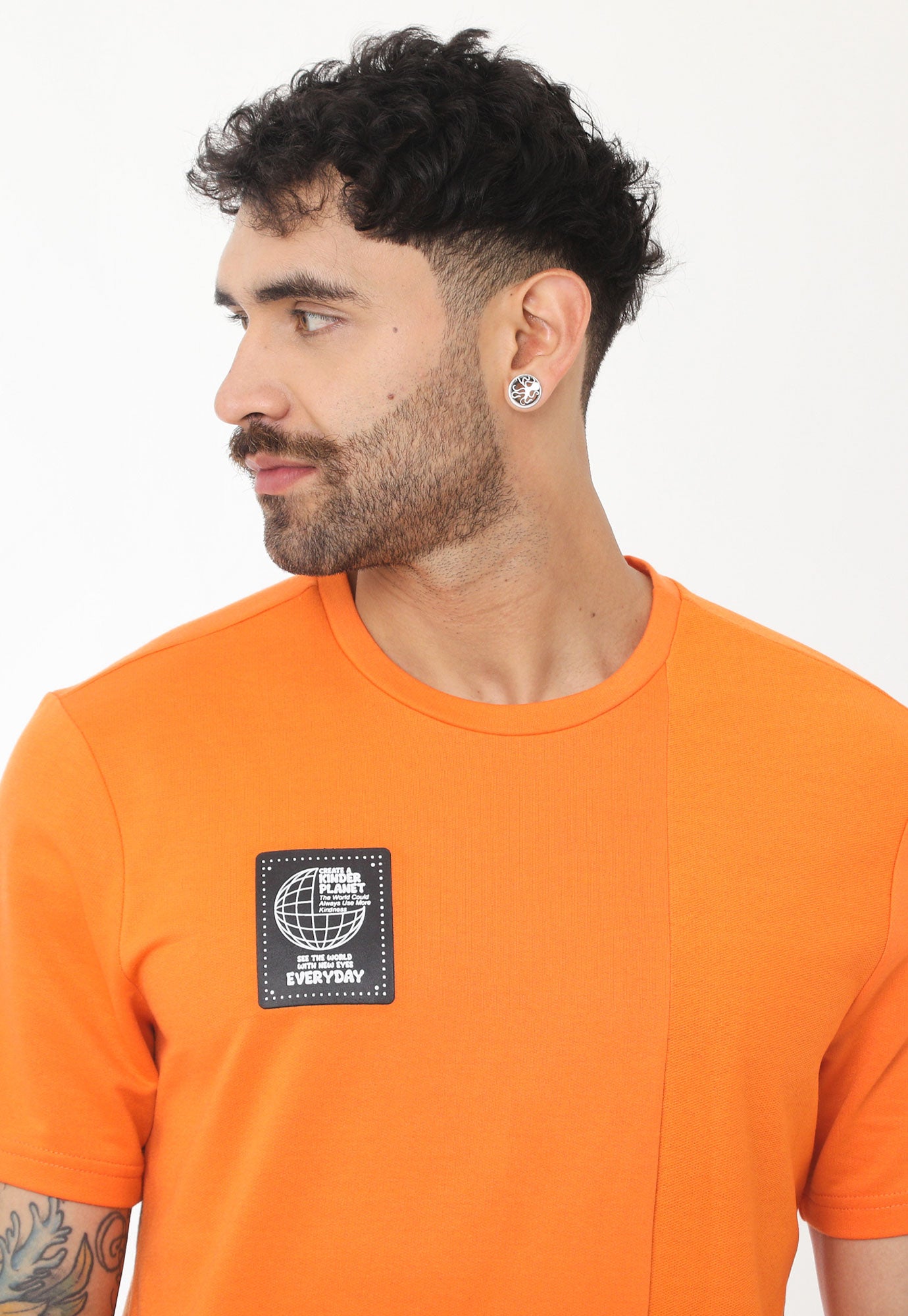 Camiseta naranja manga corta, bloque vertical en revés de tela, estampado en frente y cuello redondo para hombre
