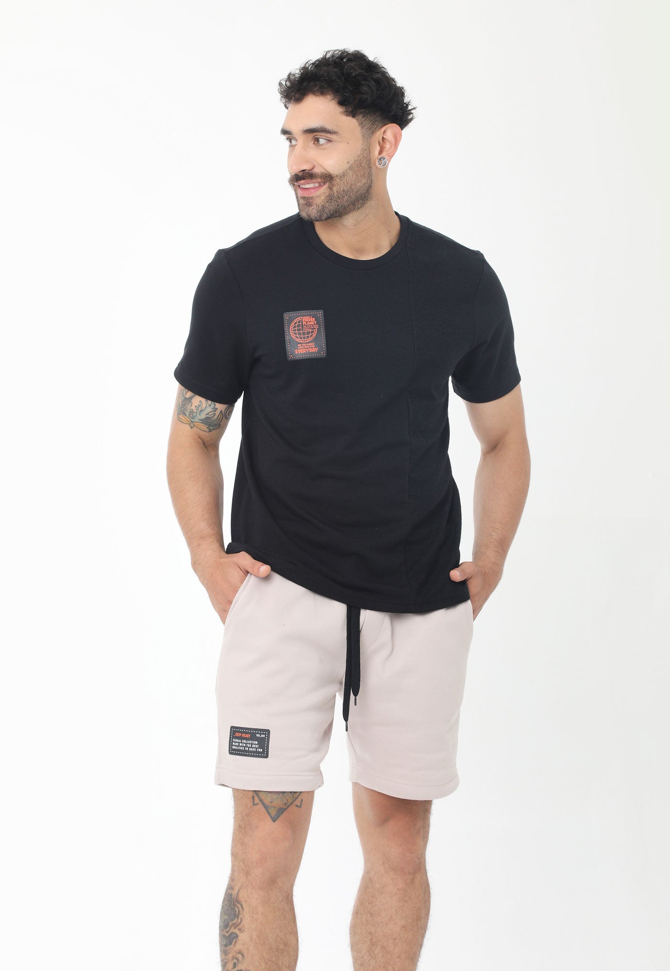 Camiseta negra manga corta, bloque vertical en revés de tela, estampado en frente y cuello redondo para hombre