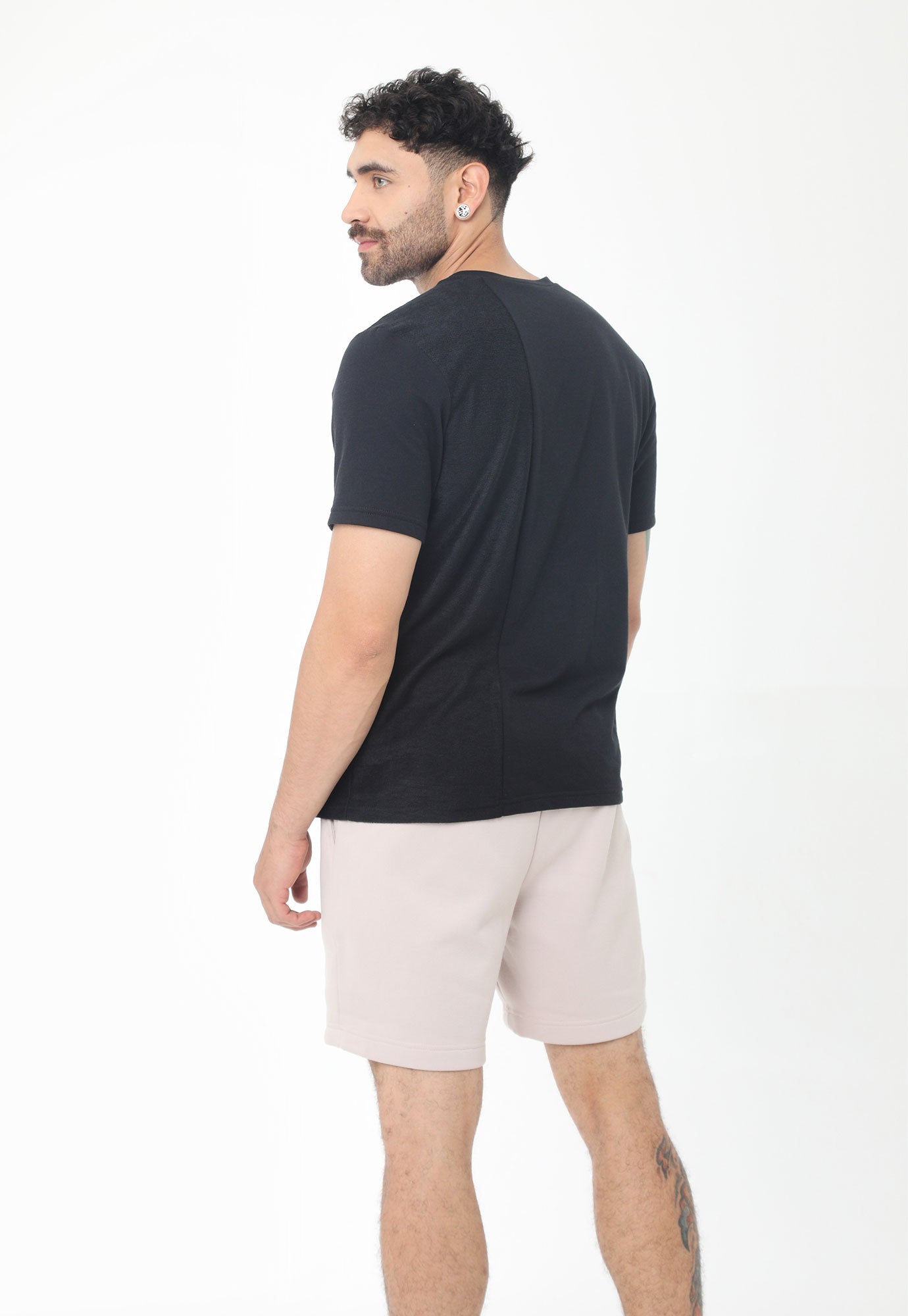 Camiseta negra manga corta, bloque vertical en revés de tela, estampado en frente y cuello redondo para hombre