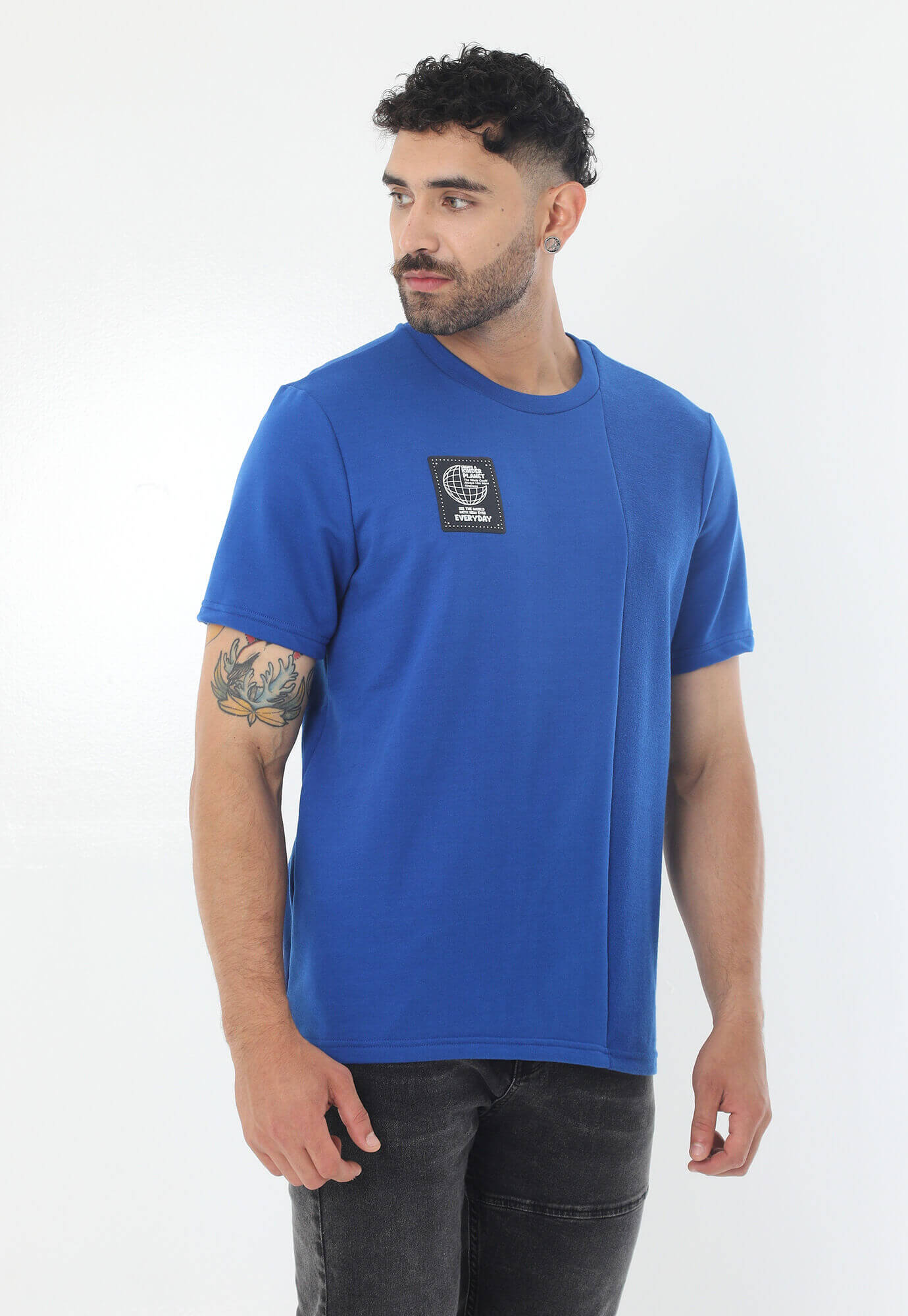 Camiseta azul rey manga corta, bloque vertical en revés de tela, estampado en frente y cuello redondo para hombre