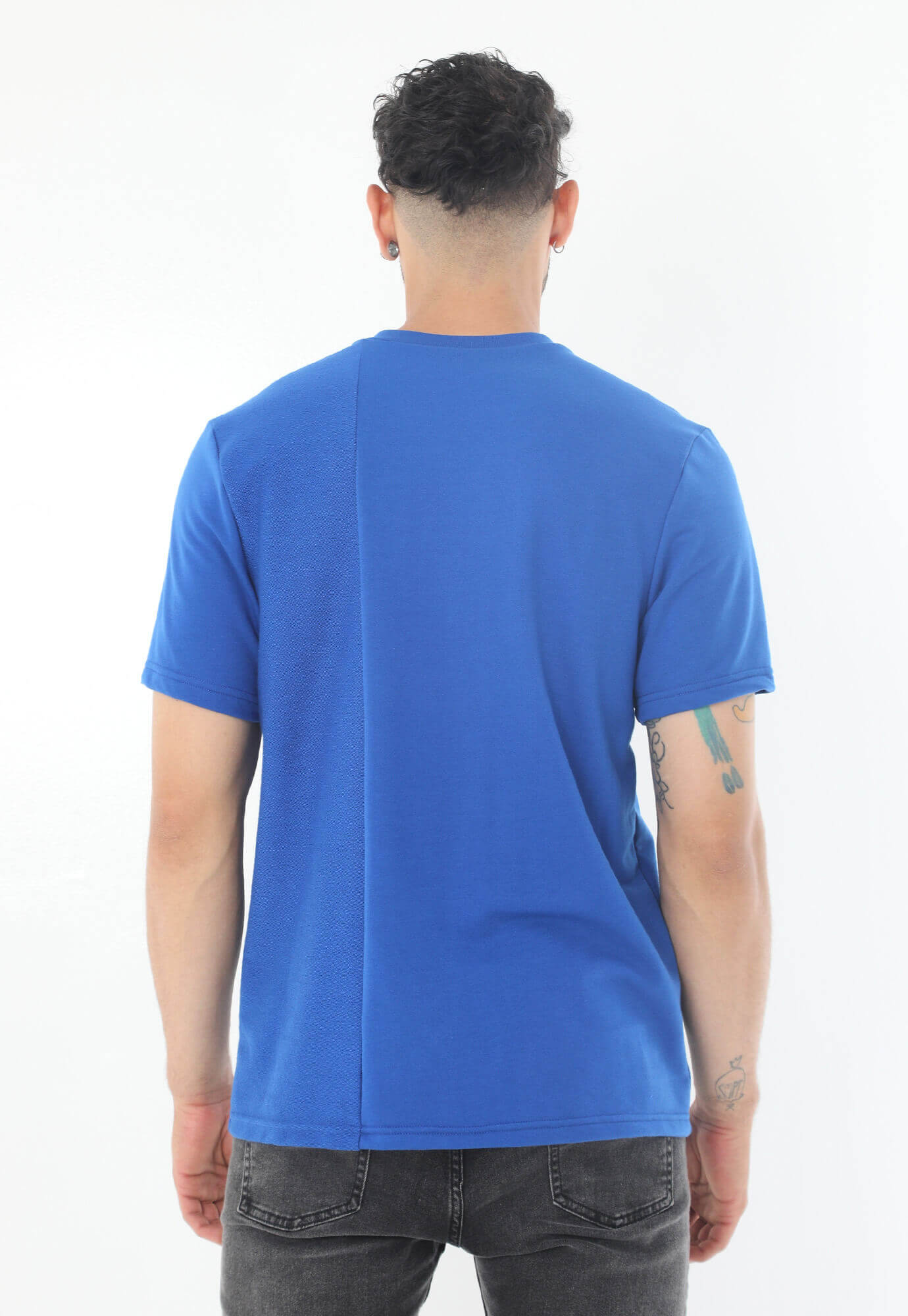 Camiseta azul rey manga corta, bloque vertical en revés de tela, estampado en frente y cuello redondo para hombre