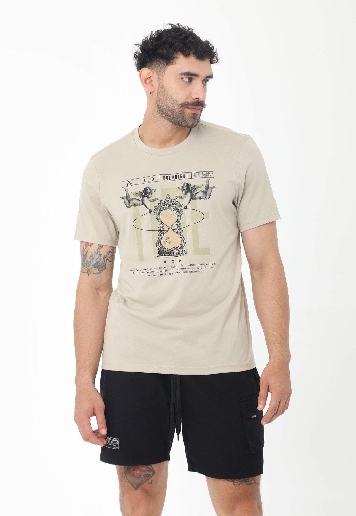 Camiseta café con estampado en frente, manga corta y cuello redondo para hombre